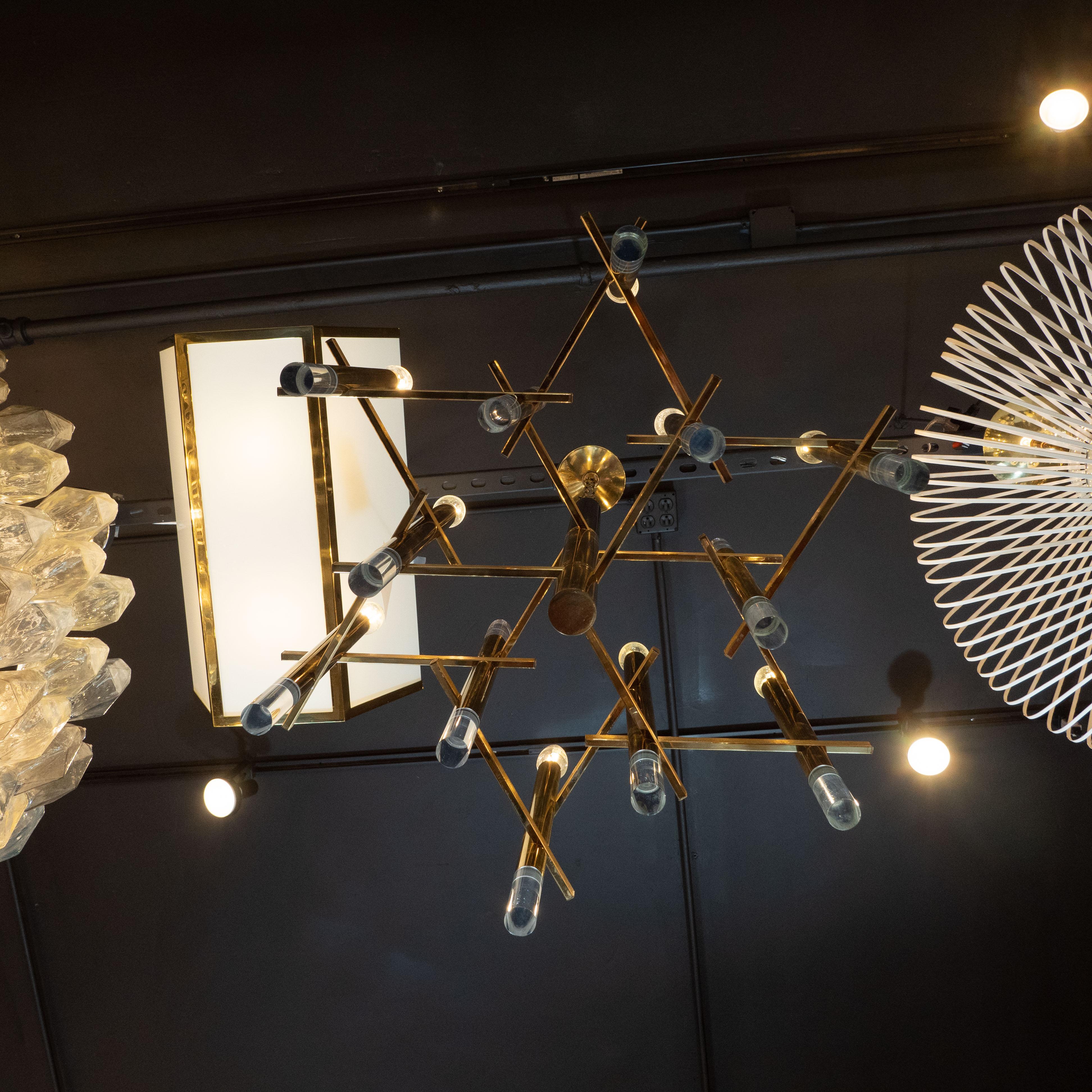 Lampadario rettilineo di metà secolo in ottone lucido e lucite di Sciolari in vendita 1