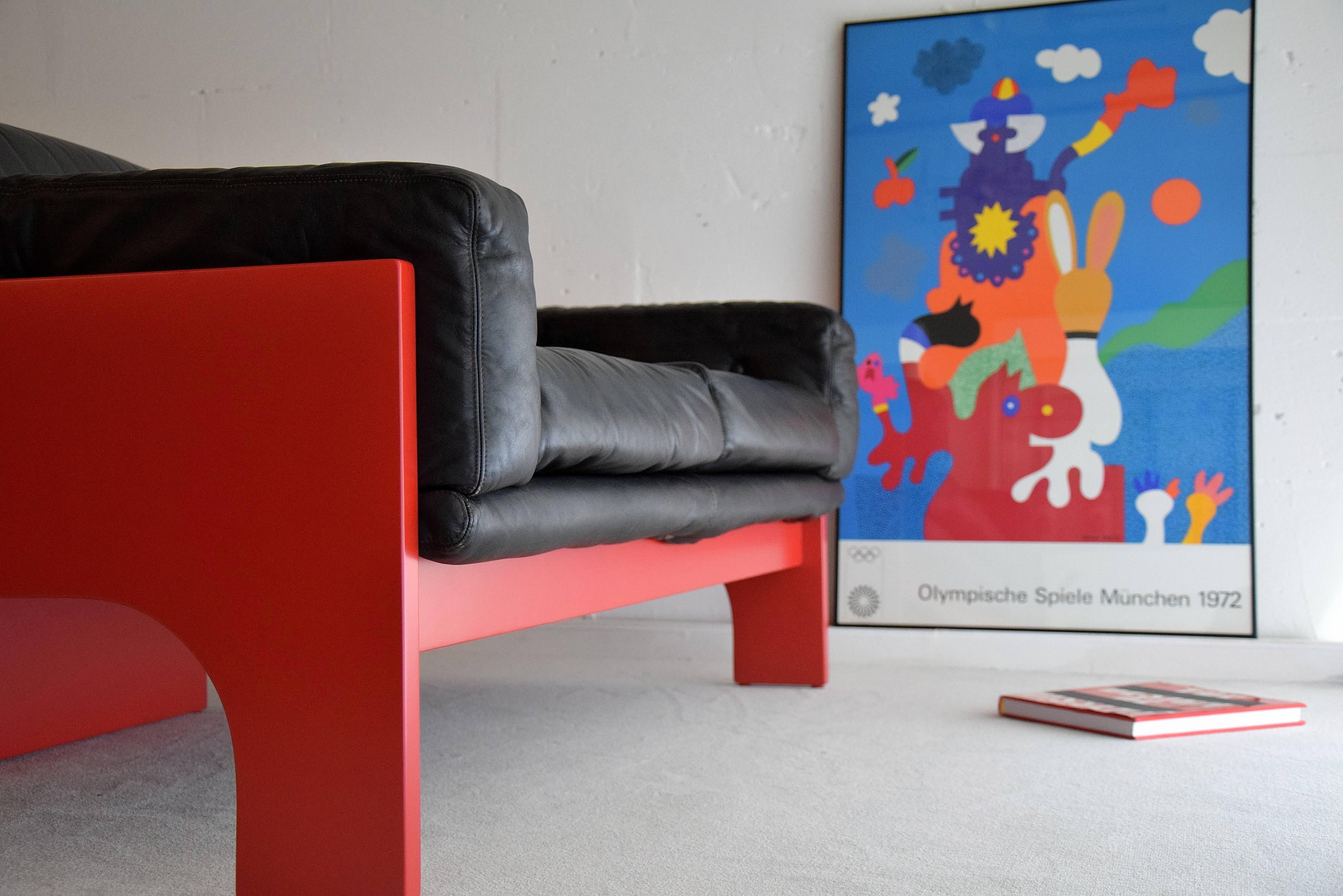 Divano lounge a due posti Oriole disegnato negli anni '60 da Claudio Salocchi per Sormani.
Cuscini in pelle e legno laccato rosso. Nell'angolo posteriore superiore sinistro c'è una piccola macchia, come si può vedere nell'immagine numero 8.
La