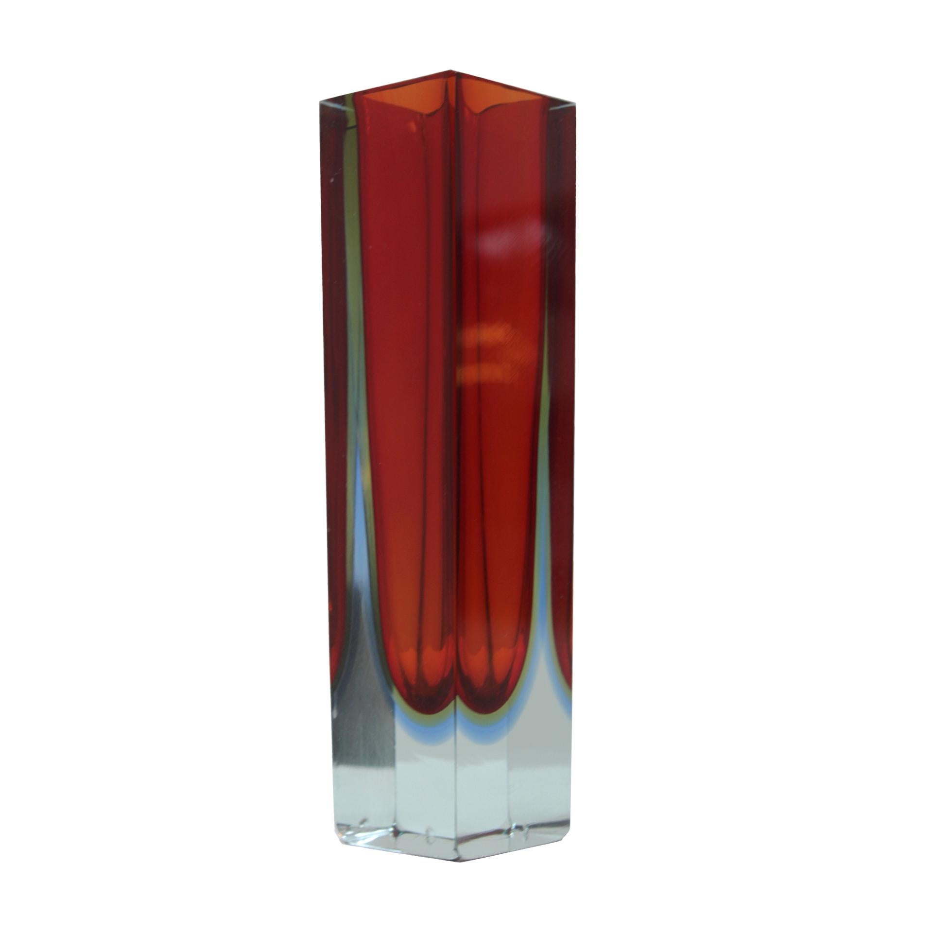 Vaso di vetro moderno di metà secolo. Attribuito a Flavio Poli per Seguso. Italia, anni '50.
Nel vetro sommerso, il corpo rosso è immerso in una massa leggermente blu. (Variante colore Rosso - Zafiro)

Ogni articolo che LA Studio offre viene