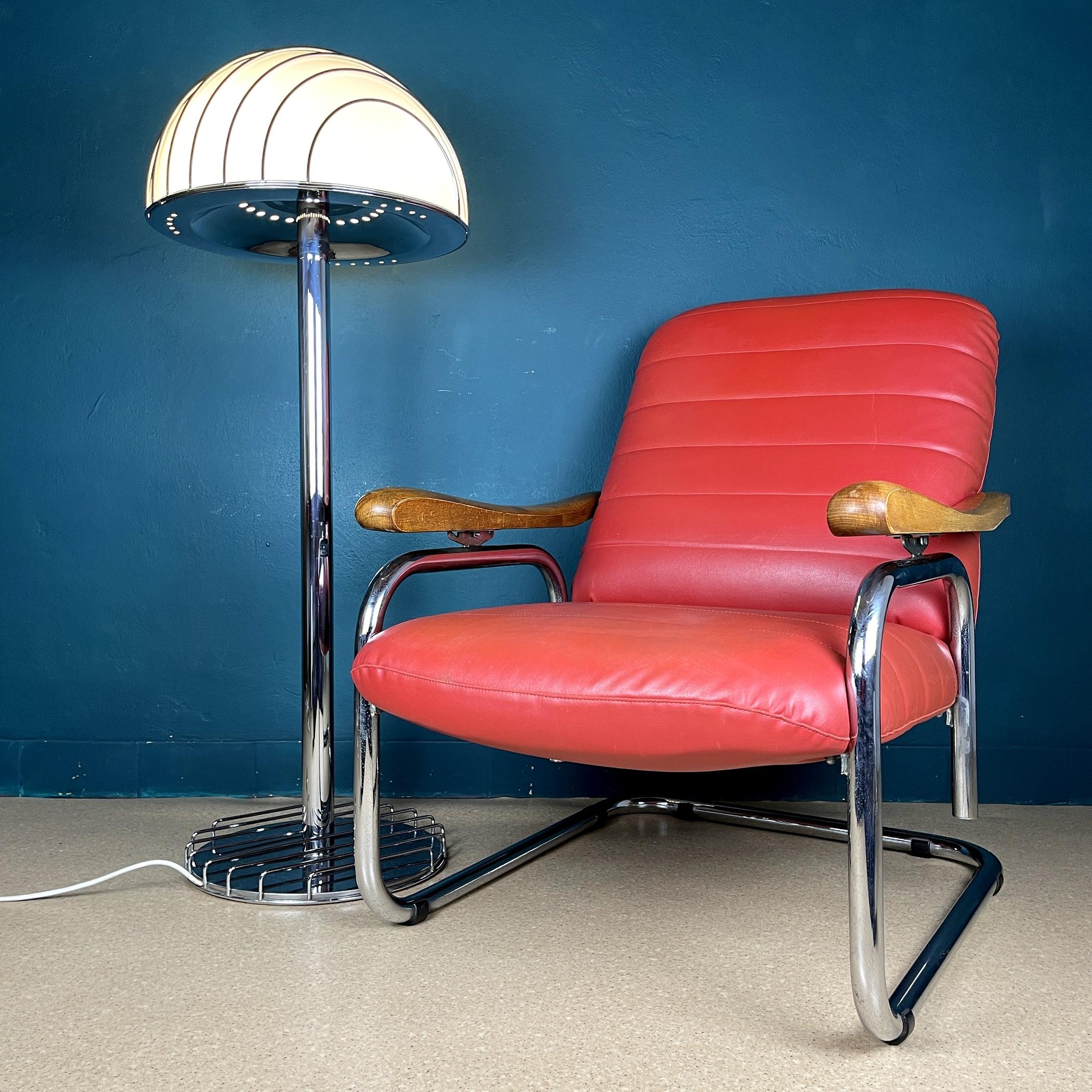 Vintage By est une extraordinaire chaise vintage des années 1970 en Italie. Cette pièce de production industrielle italienne témoigne non seulement d'un design exceptionnel, mais offre également une expérience d'assise exceptionnellement