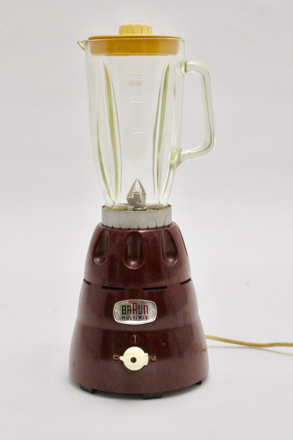 Ce Multimix entièrement fonctionnel a été conçu et réalisé par Braun AG, Frankfurt /Main.
Le mélangeur était composé d'une base en bakélite rouge-brun, d'une cruche en verre incolore et d'un couvercle ivoire.
En outre, le mélangeur présente un