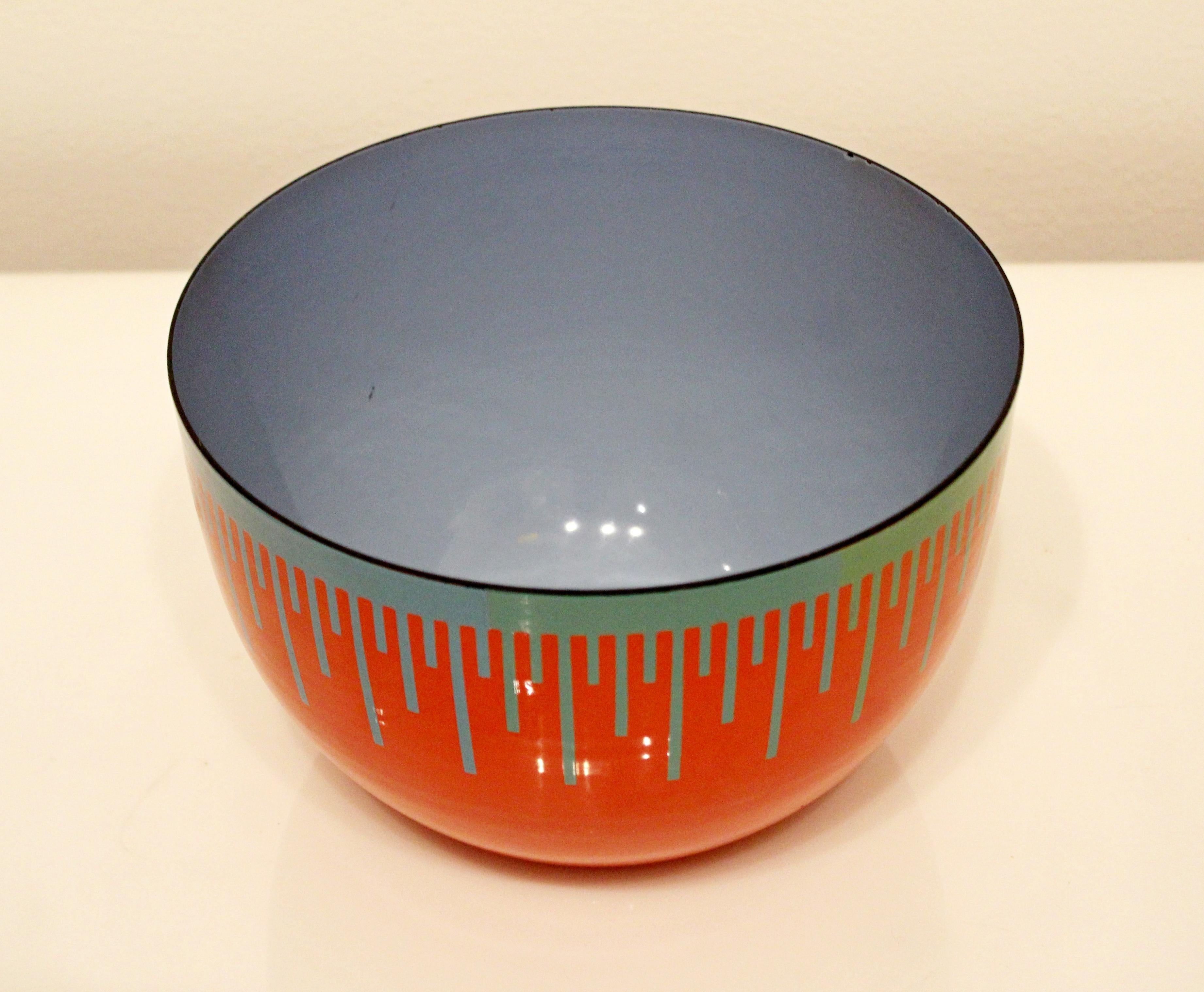 For your consideration is a red and blue art glass bowl, stamped Anuszkiewicz. In excellent condition. The dimensions are 8.5