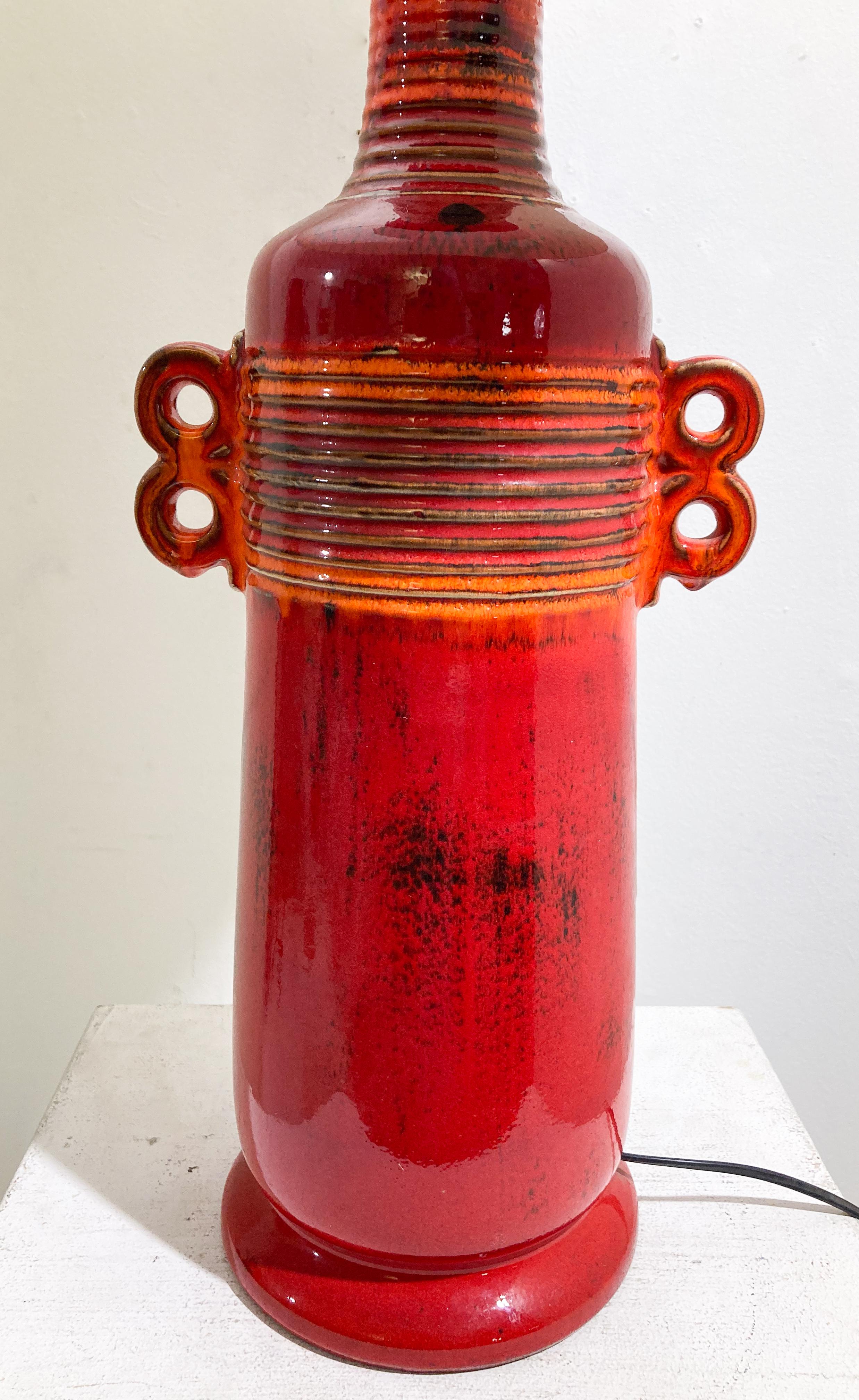 20th Century Mid-Century Modern Red Ceramic Desk Lamp For Sale