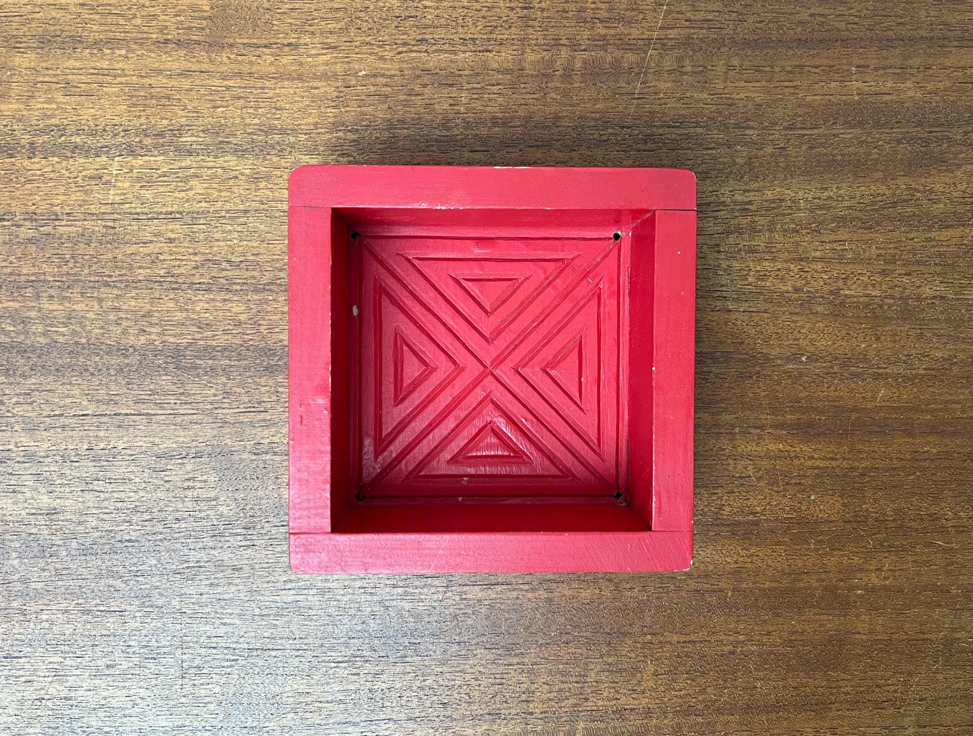 Moderne rote Käseschale aus der Jahrhundertmitte, Finnland, 1960er Jahre (Volkskunst) im Angebot