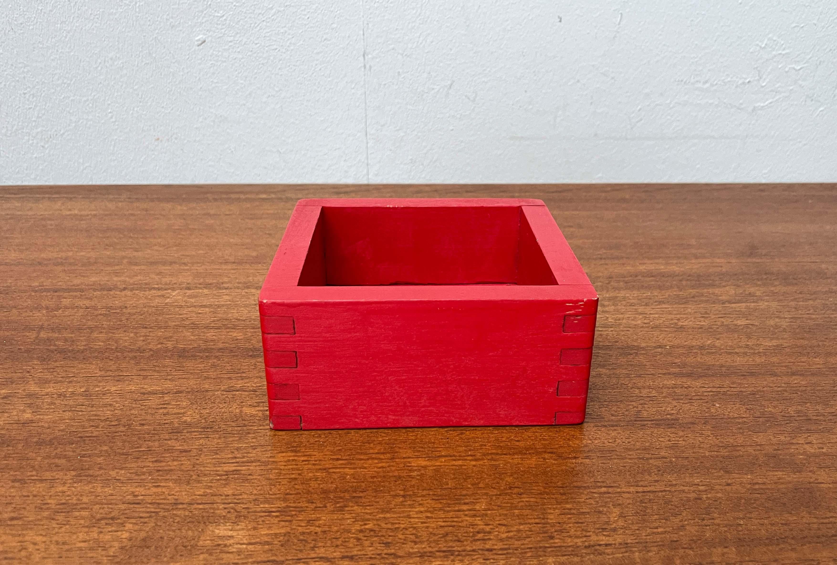 Moderne rote Käseschale aus der Jahrhundertmitte, Finnland, 1960er Jahre (20. Jahrhundert) im Angebot