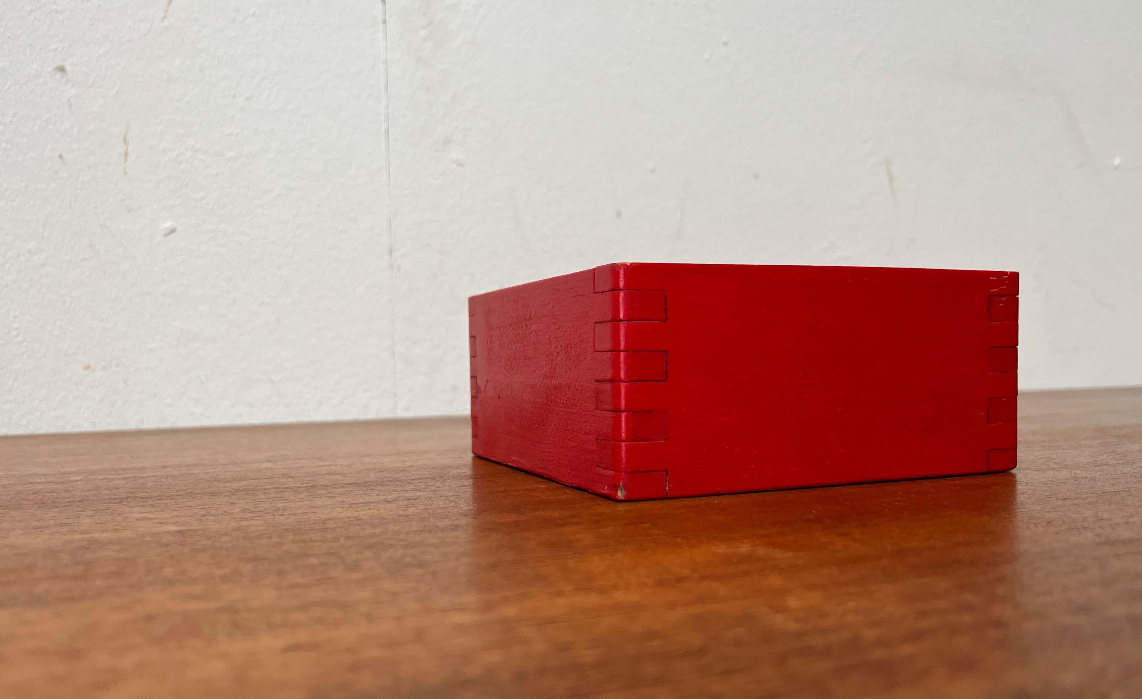 Moderne rote Käseschale aus der Jahrhundertmitte, Finnland, 1960er Jahre im Angebot 1