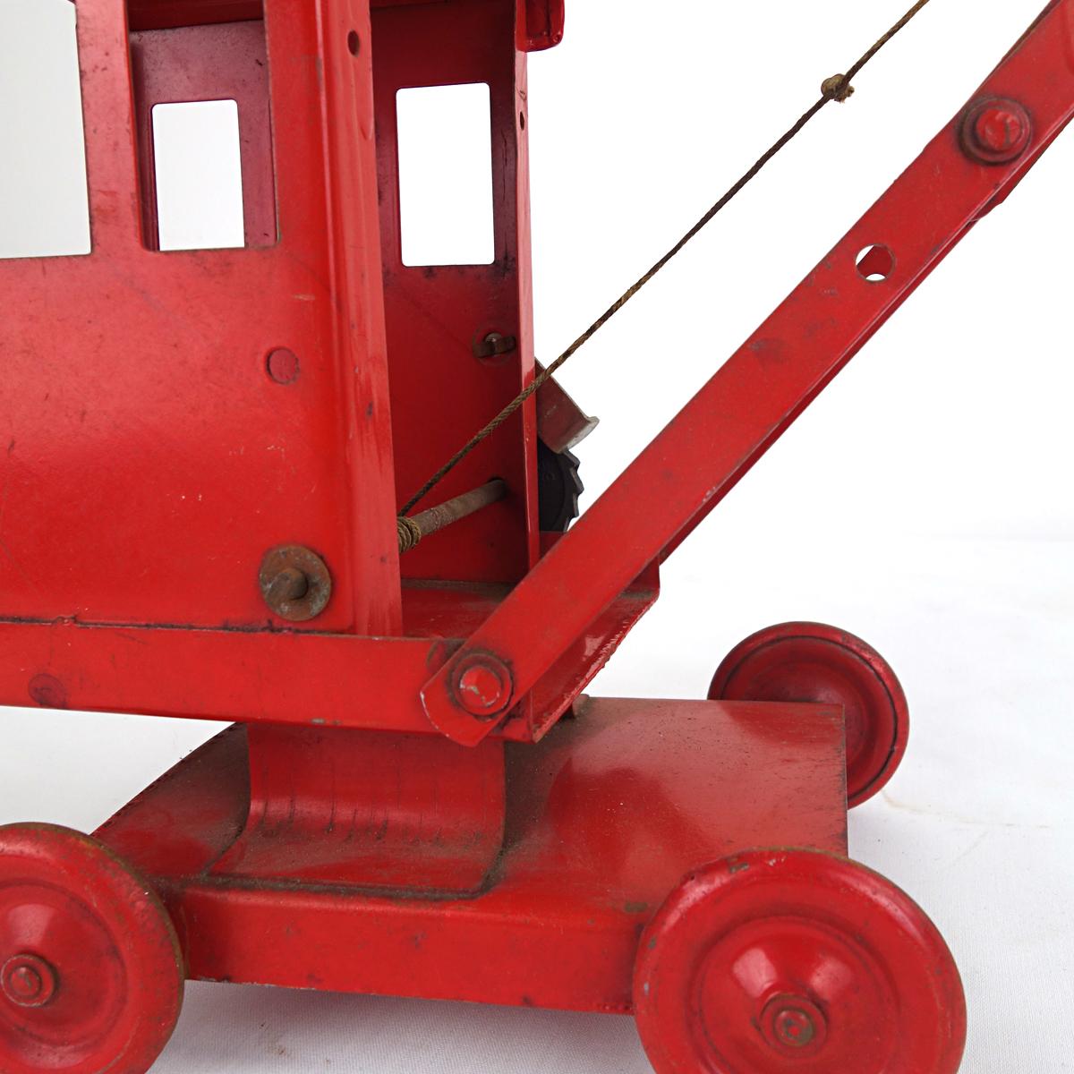Mid-Century Modern Red Colored Steel Miniature Crane In Good Condition For Sale In Doornspijk, NL