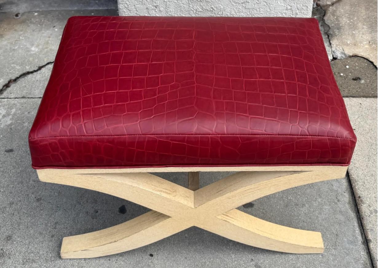 Tabouret X en cuir rouge gaufré au crocodile Mid Century Modern.