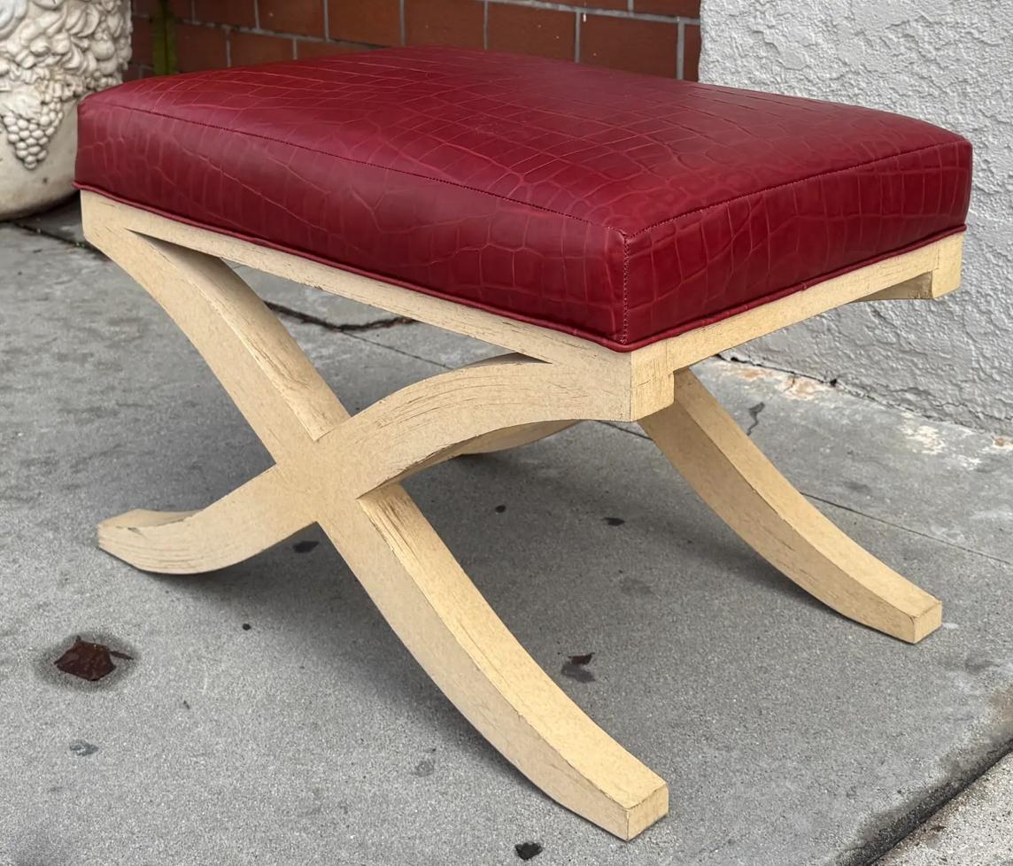 Mid-Century Modern Tabouret X en cuir rouge gaufré au crocodile The Moderns en vente