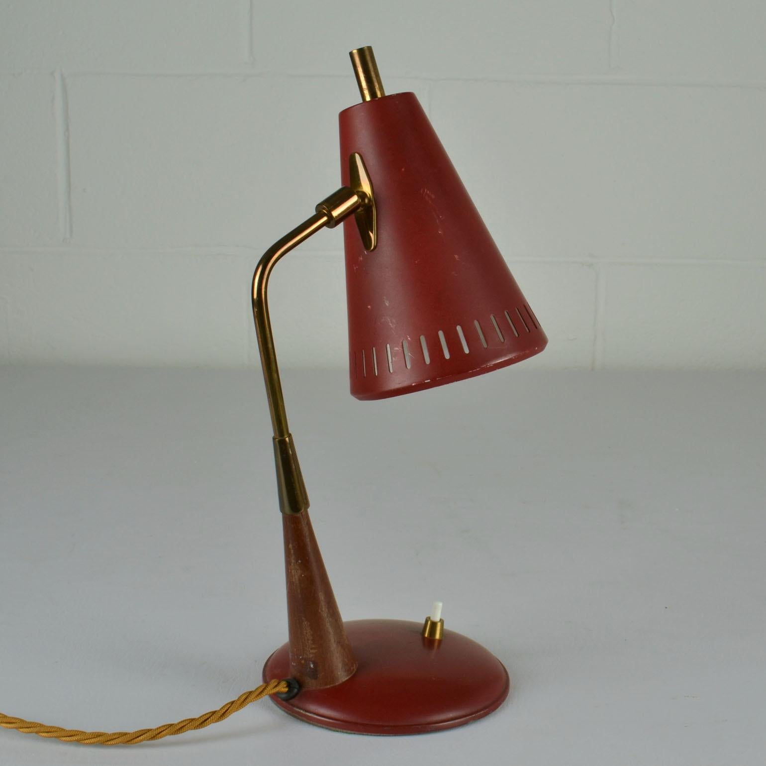 Mid-Century Modern Lampe de bureau rouge mi-siècle moderne en vente