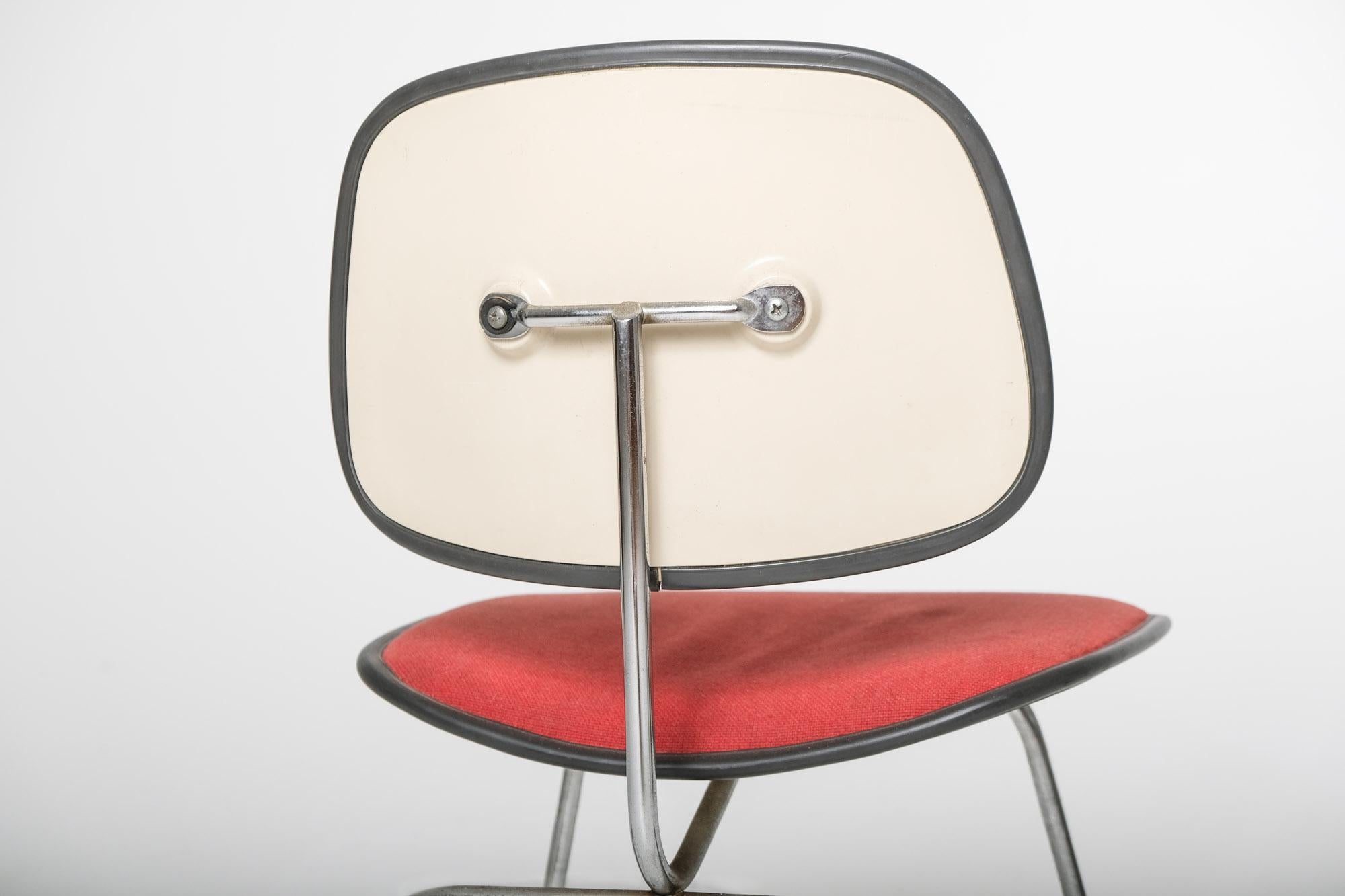 Moderner Eames DCM Chair für Herman Miller aus der Jahrhundertmitte in Rot im Angebot 3