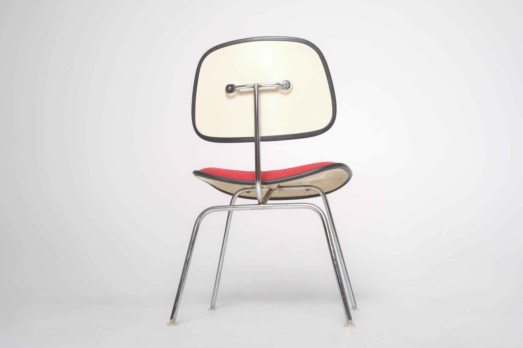 Moderner Eames DCM Chair für Herman Miller aus der Jahrhundertmitte in Rot im Angebot 4