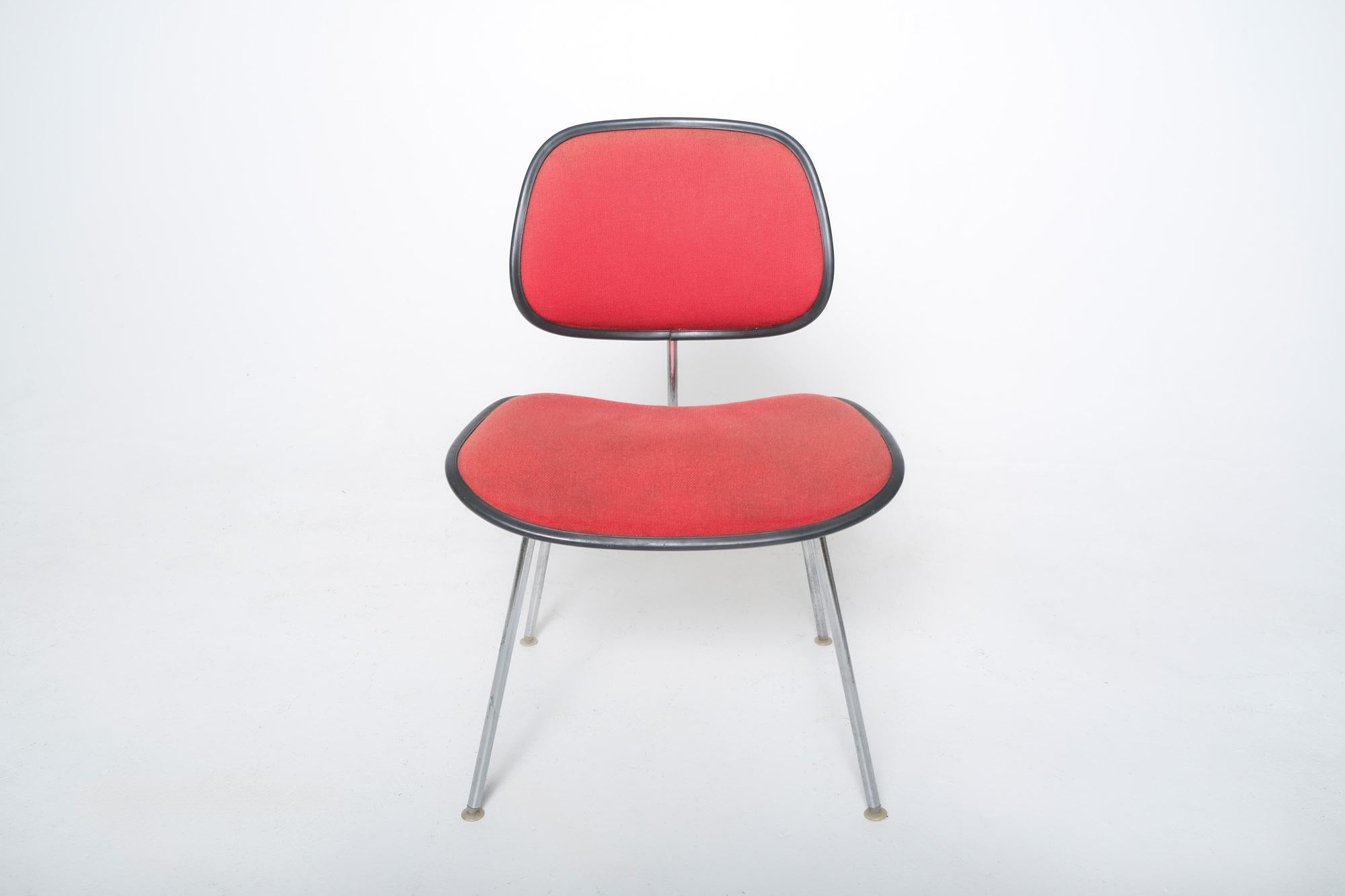 Ein authentisches Beispiel für amerikanisches Design aus der Mitte des Jahrhunderts: Dieser originale Eames DCM (Dining Chair Metal) Stuhl wurde von Charles und Ray Eames für Herman Miller um 1950 entworfen.

Der DCM ist bekannt für seine innovative
