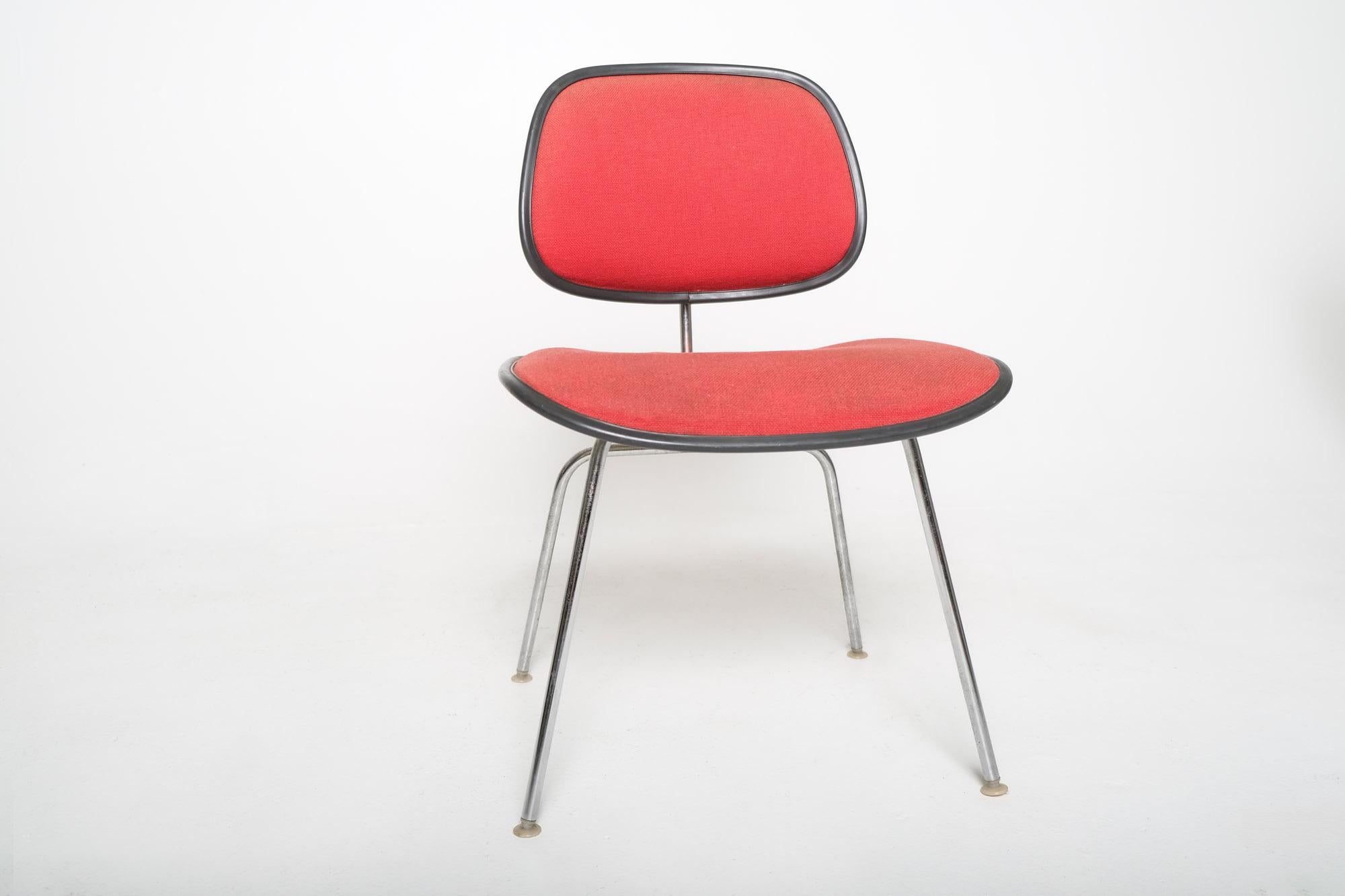 Moderner Eames DCM Chair für Herman Miller aus der Jahrhundertmitte in Rot (amerikanisch) im Angebot
