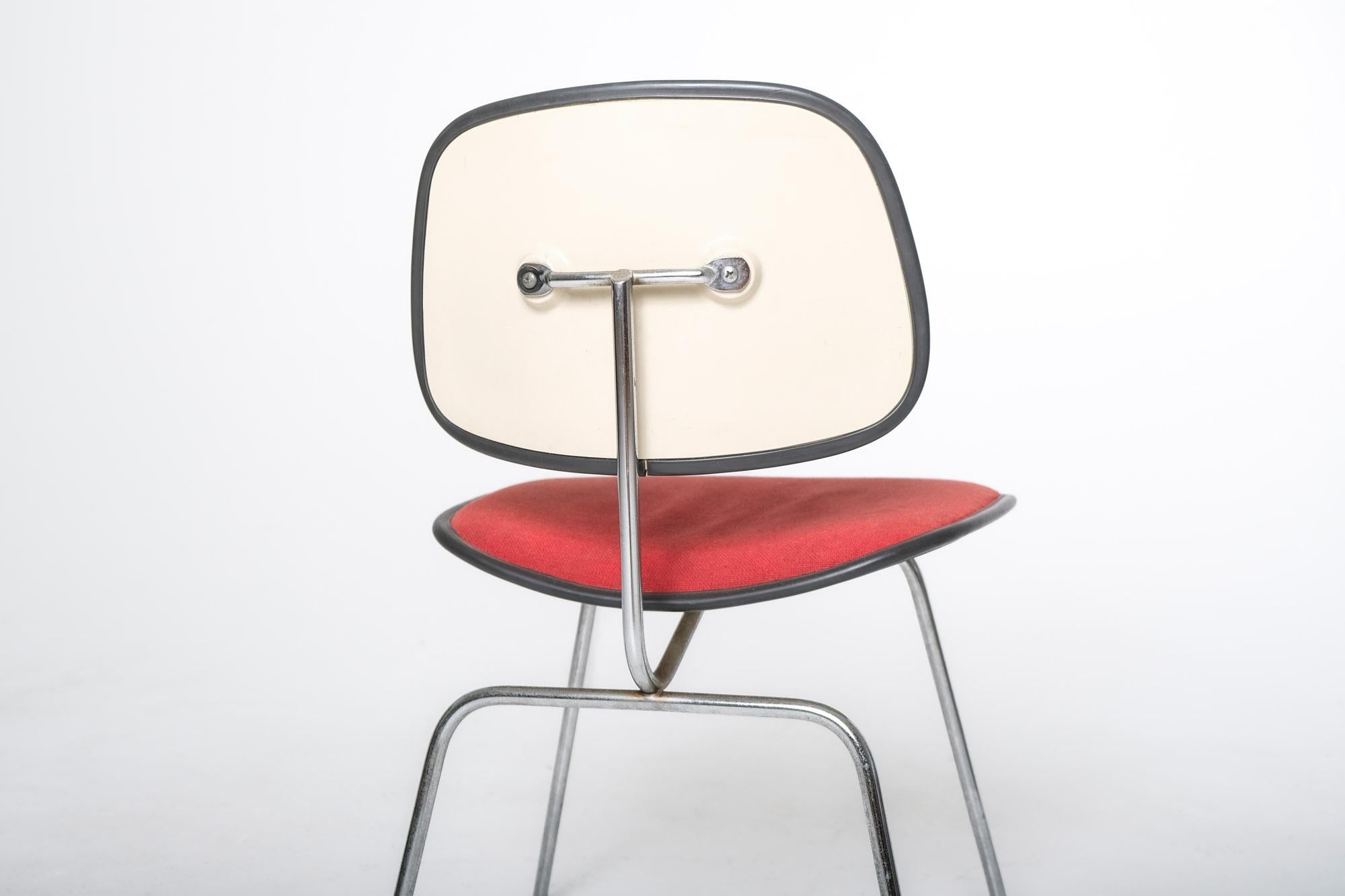 Moderner Eames DCM Chair für Herman Miller aus der Jahrhundertmitte in Rot im Zustand „Gut“ im Angebot in Los Angeles, CA