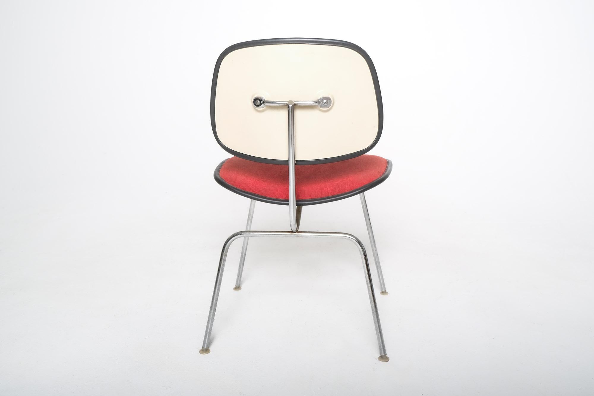 Moderner Eames DCM Chair für Herman Miller aus der Jahrhundertmitte in Rot (20. Jahrhundert) im Angebot