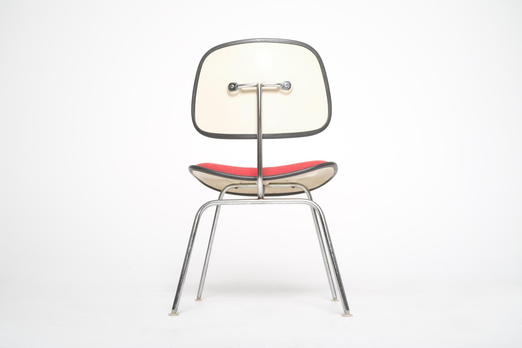 Moderner Eames DCM Chair für Herman Miller aus der Jahrhundertmitte in Rot im Angebot 1