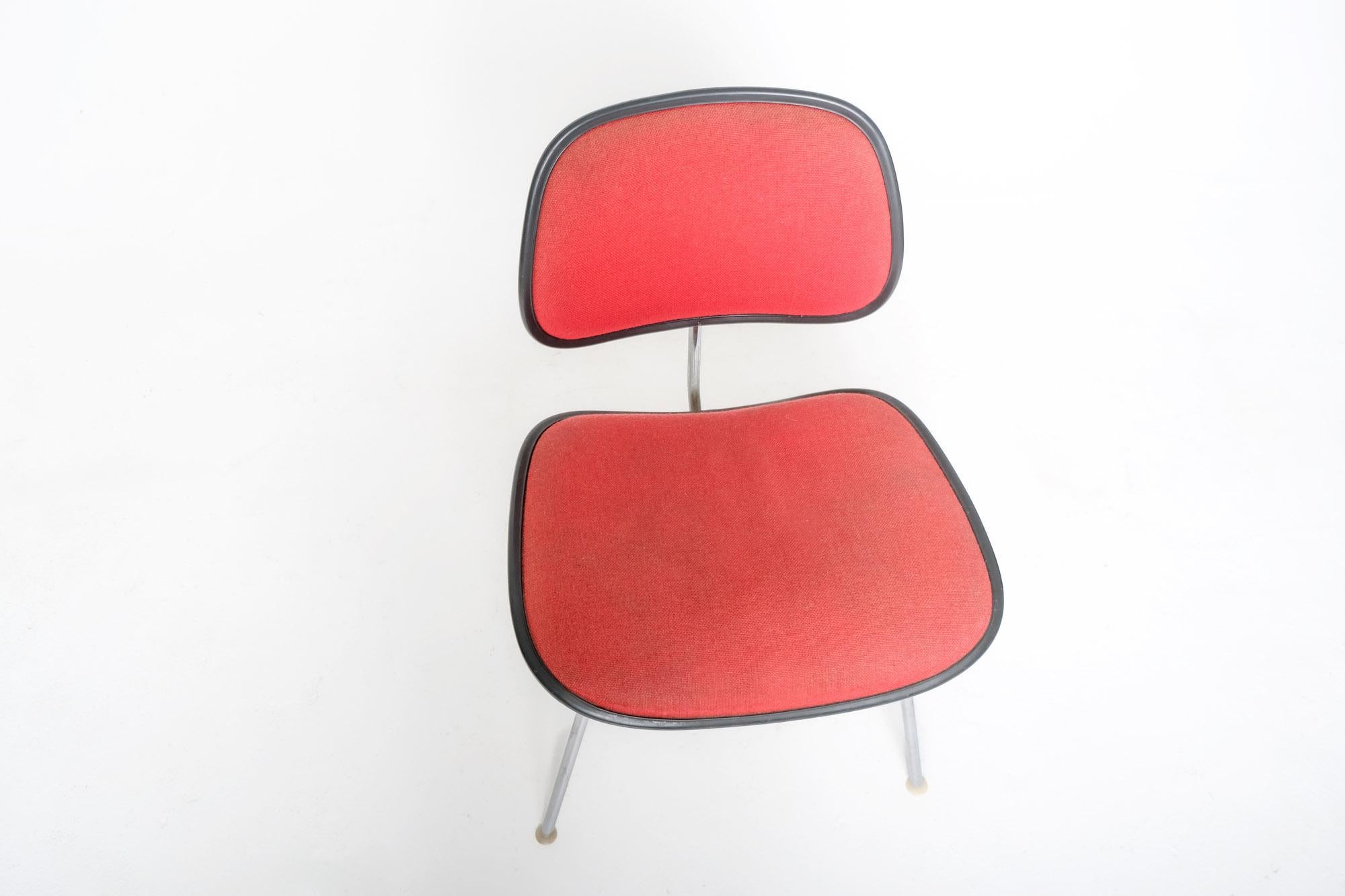 Moderner Eames DCM Chair für Herman Miller aus der Jahrhundertmitte in Rot im Angebot 2