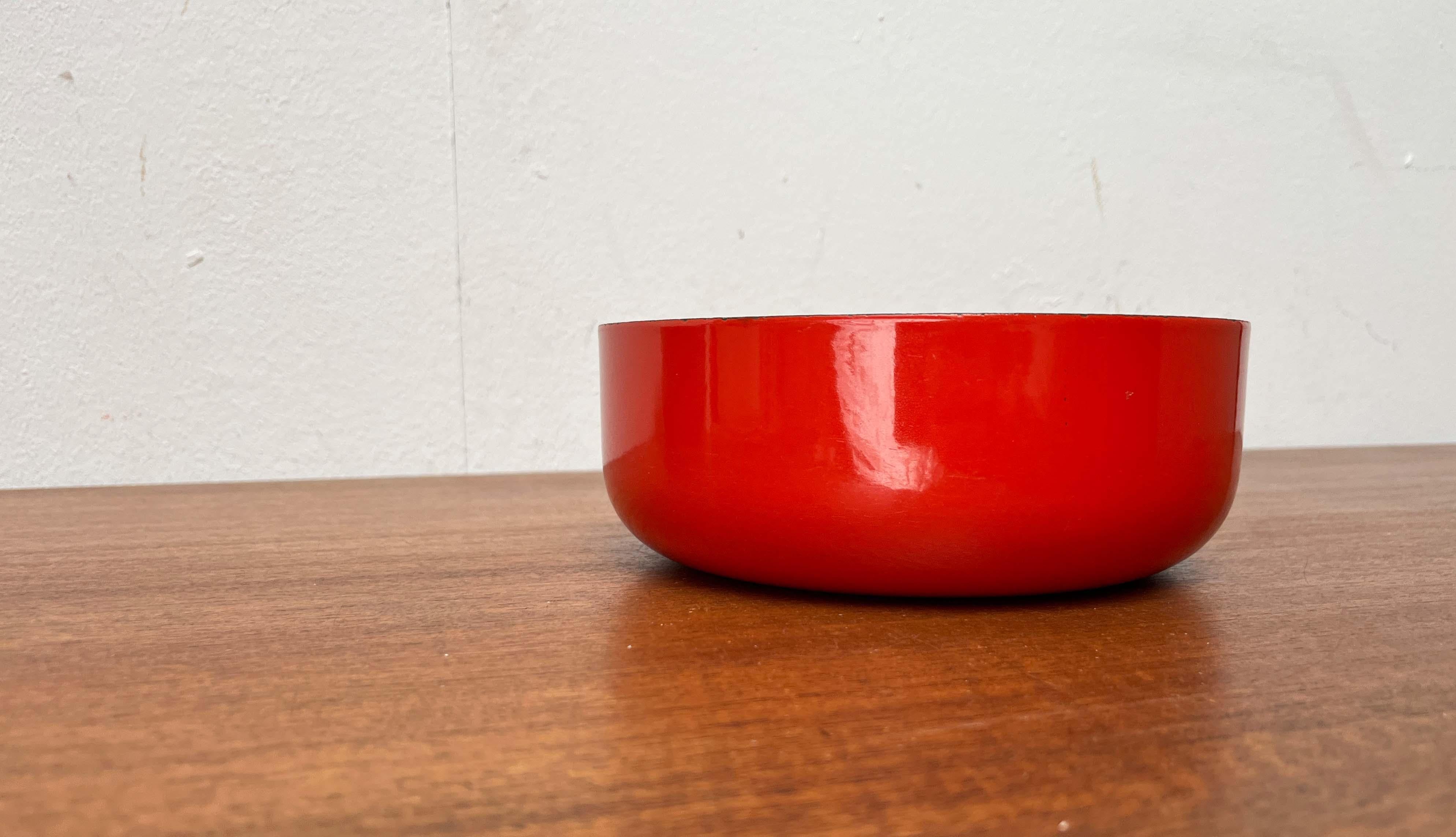 Metallo Ciotola moderna di metà secolo con smalto rosso di Kaj Franck per Finel, Finlandia, anni '60 in vendita