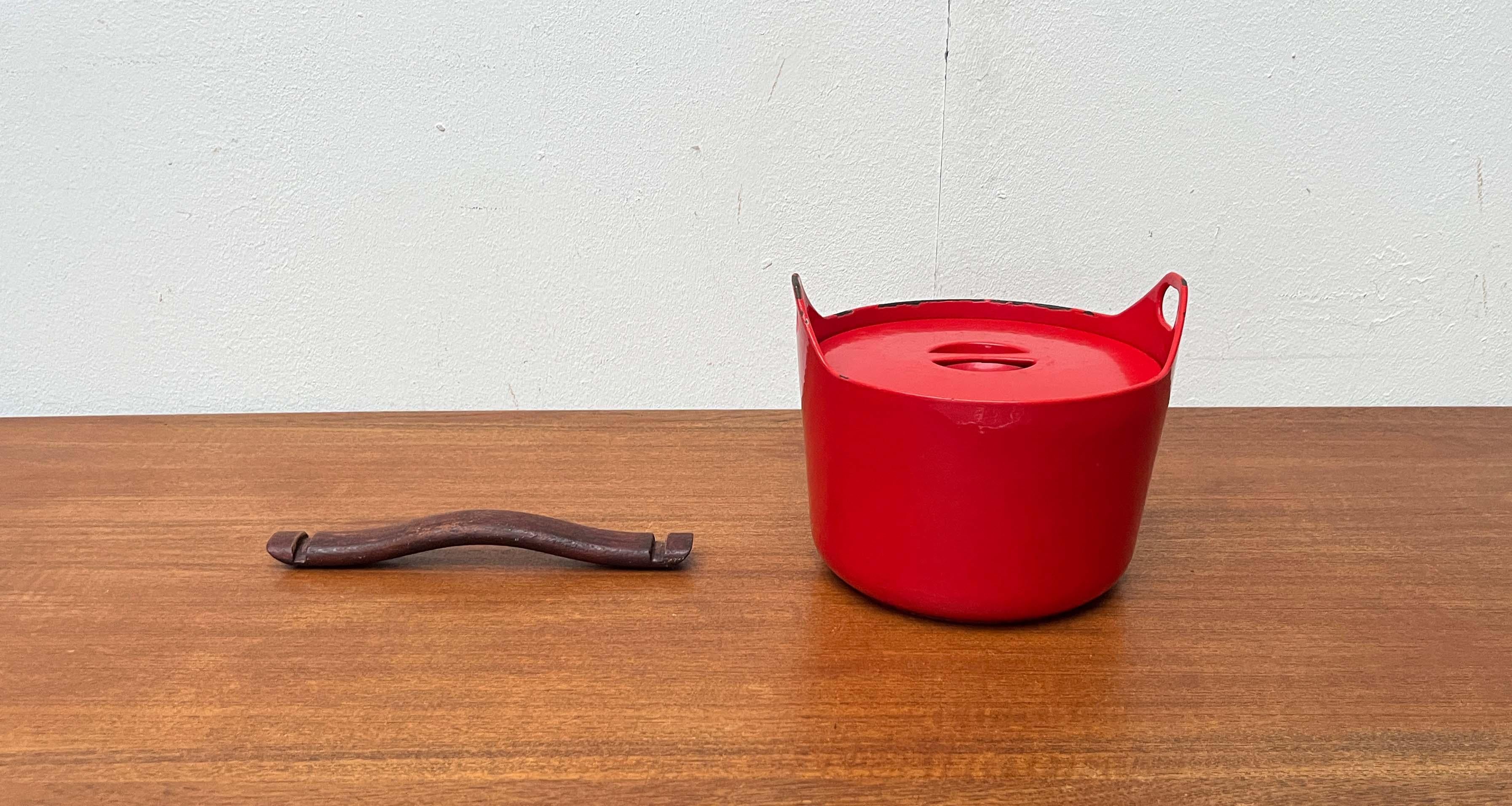 Mid-Century Modern Red Enamel Cast Iron Pot with Teak Handle by Timo Sarpaneva for Rosenlew of Finland, 1960s

Old original Version from Rosenlew of Finland !