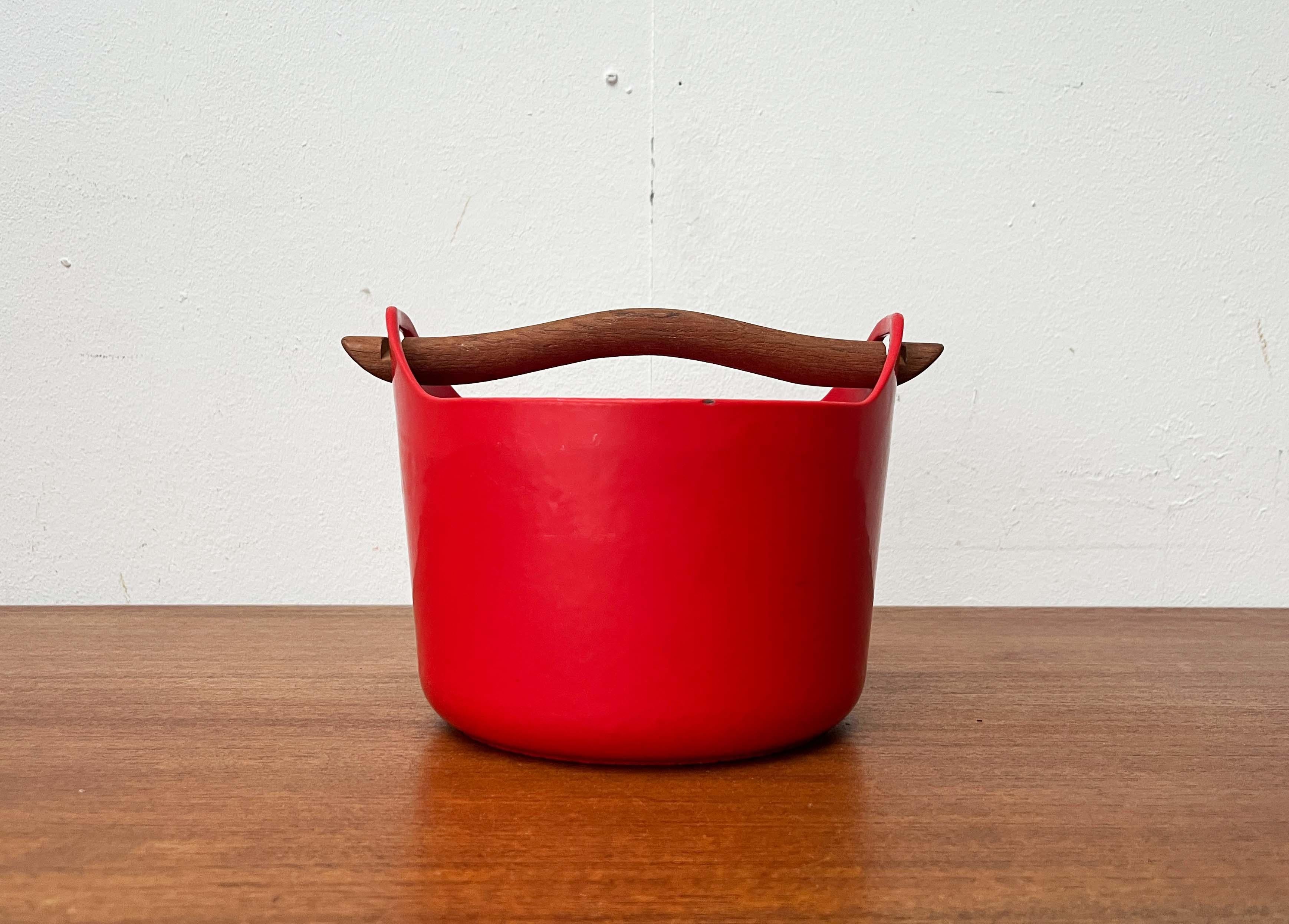 Mid-Century Modern Red Enamel Cast Iron Pot with Teak Handle by Timo Sarpaneva for Rosenlew of Finland, 1960s

Old original Version from Rosenlew of Finland !