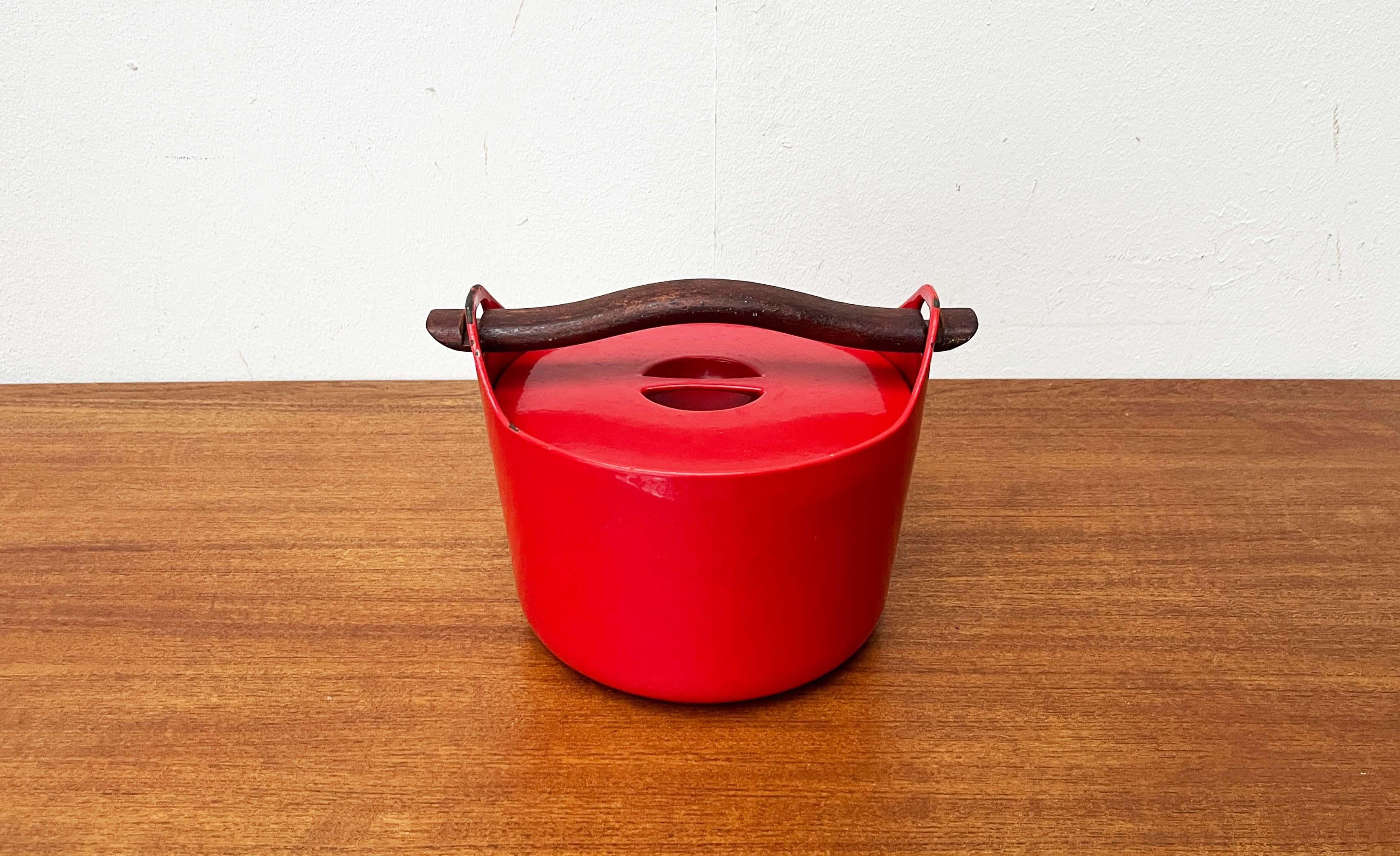 Mid-Century Modern Red Enamel Pot Teak Handle Timo Sarpaneva Rosenlew Finland In Good Condition For Sale In Hamburg, DE