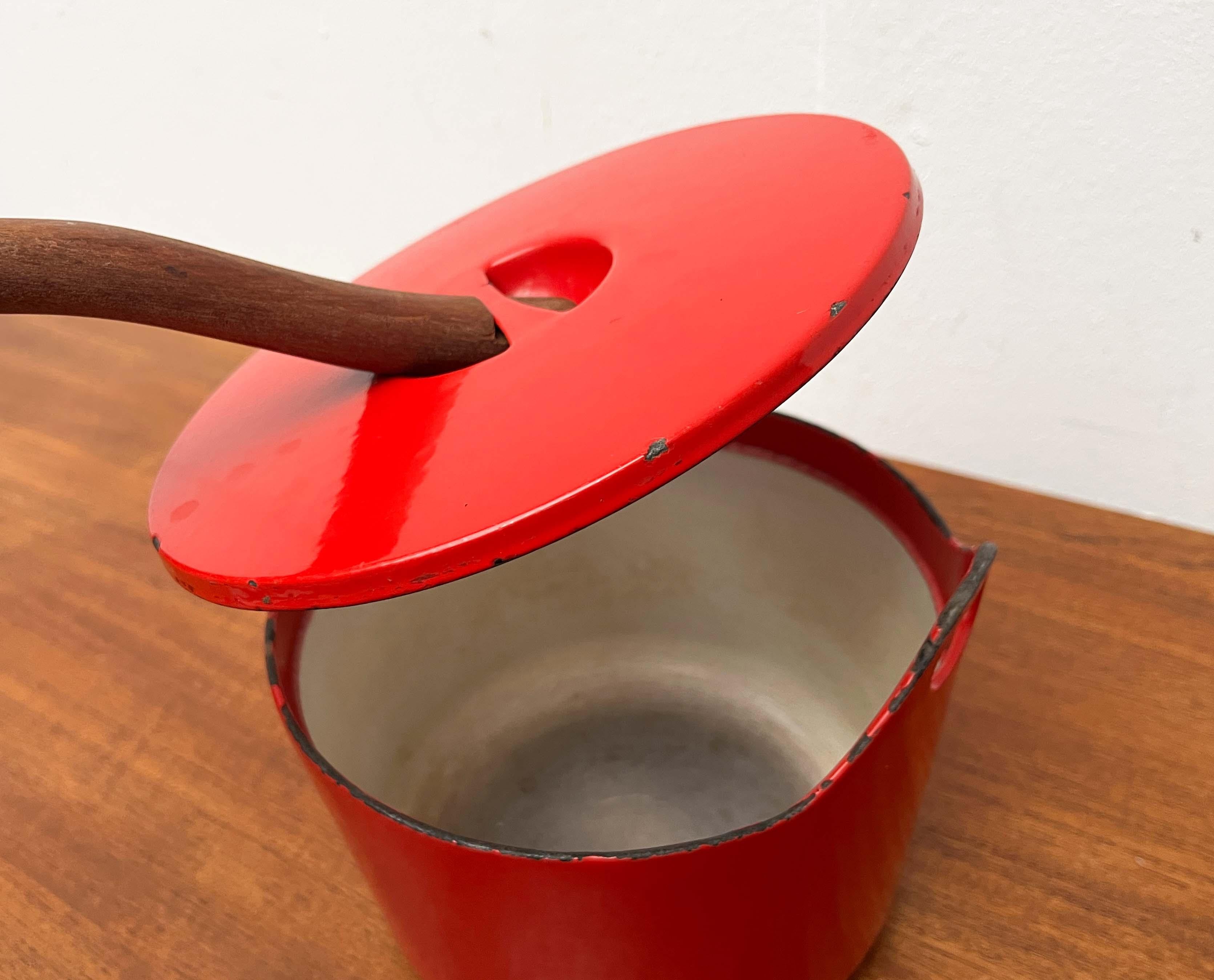 Mid-Century Modern Rot Emaille Topf Teak Griff Timo Sarpaneva Rosenlew Finnland im Angebot 1