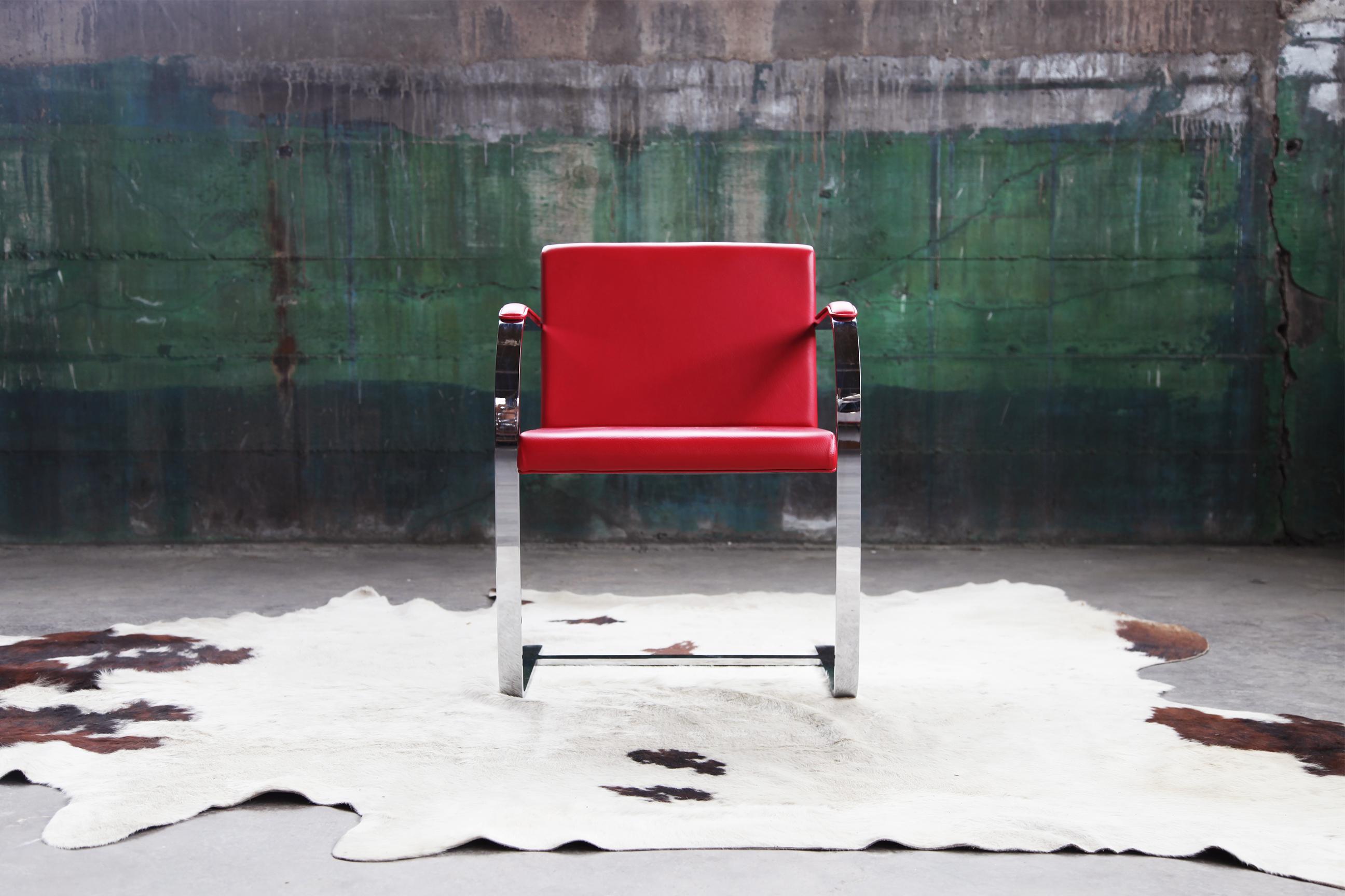 La chaise Brno, créée par Mies van der Rohe en 1930 pour la célèbre maison Tugendhat à Brno, en République tchèque, reflète le minimalisme avant-gardiste de son environnement d'origine. Cette chaise, réputée pour son aspect épuré, ses contours nets