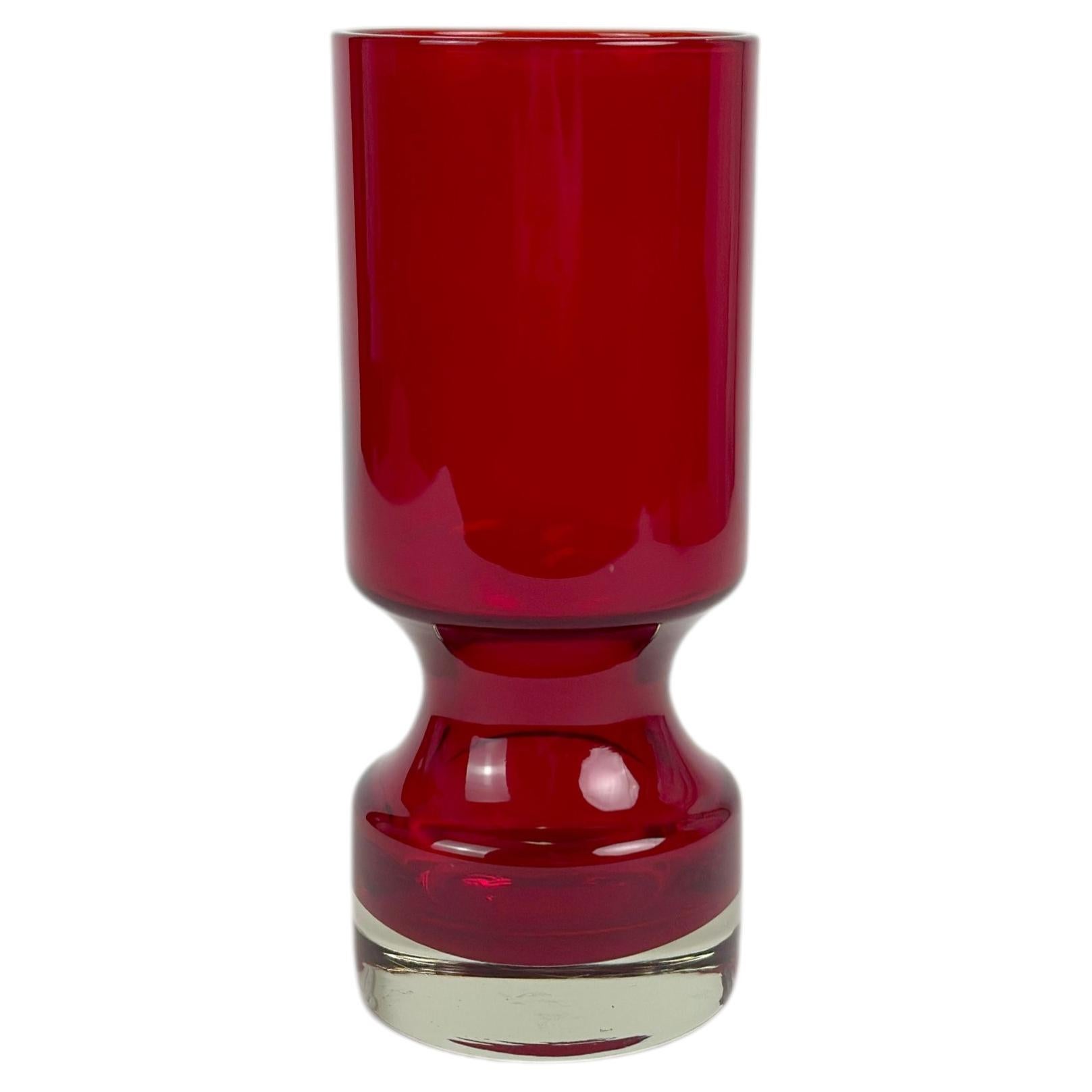 Vaso in vetro rosso di Alsterfors, Svezia, design anni '60, metà del secolo scorso