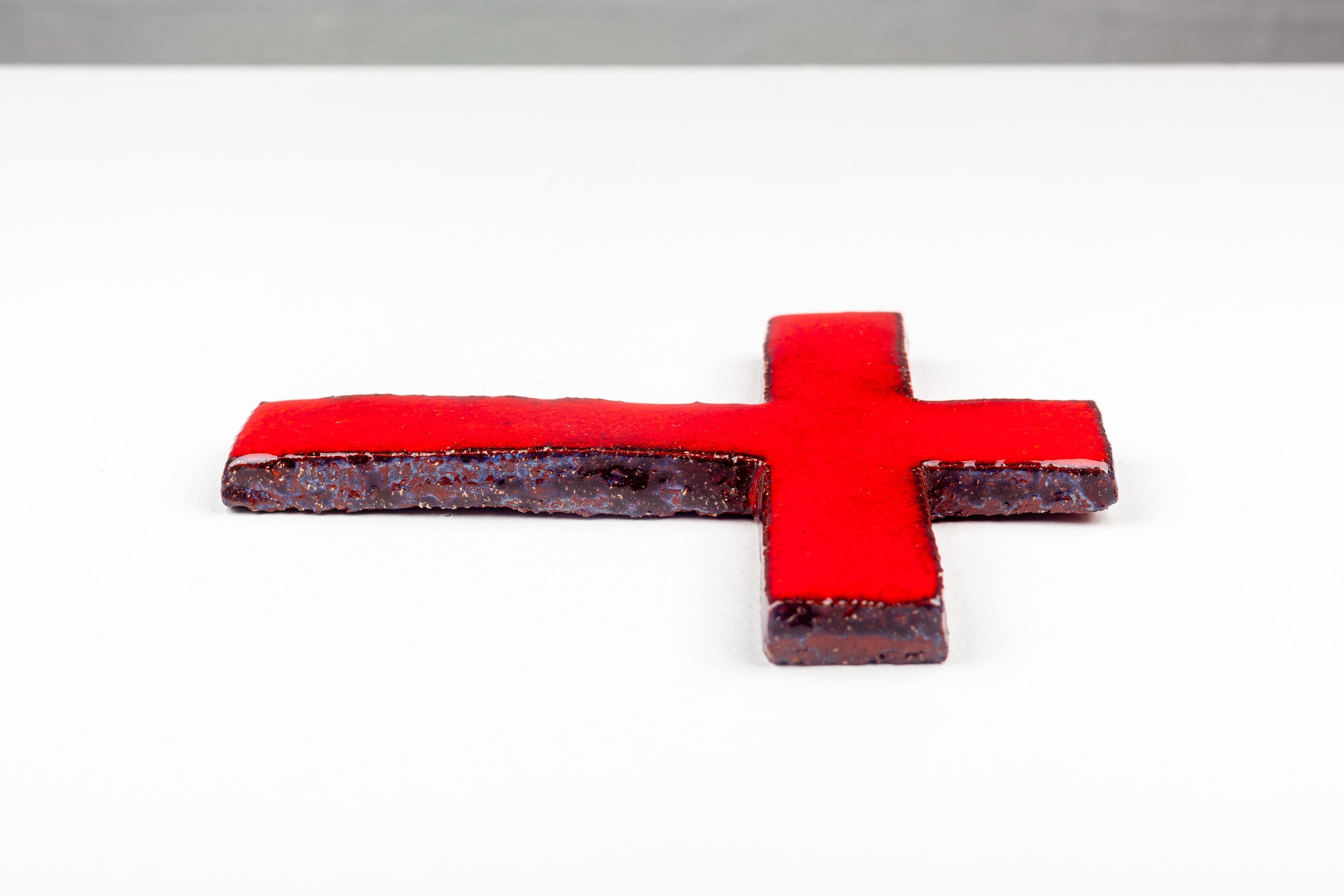 Mid-Century Modern Red Glazed Ceramic Cross In Good Condition For Sale In Chicago, IL