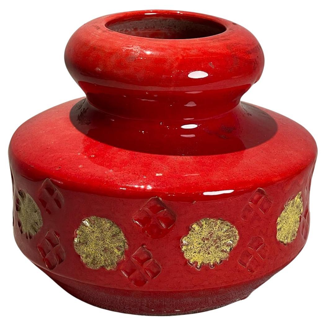 Vaso moderno di metà secolo in ceramica smaltata rossa con medaglioni dorati in rilievo in vendita