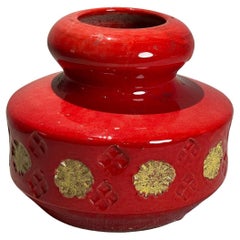 Moderne Keramikvase aus der Jahrhundertmitte, rot glasiert, mit geprägten Goldmedaillons
