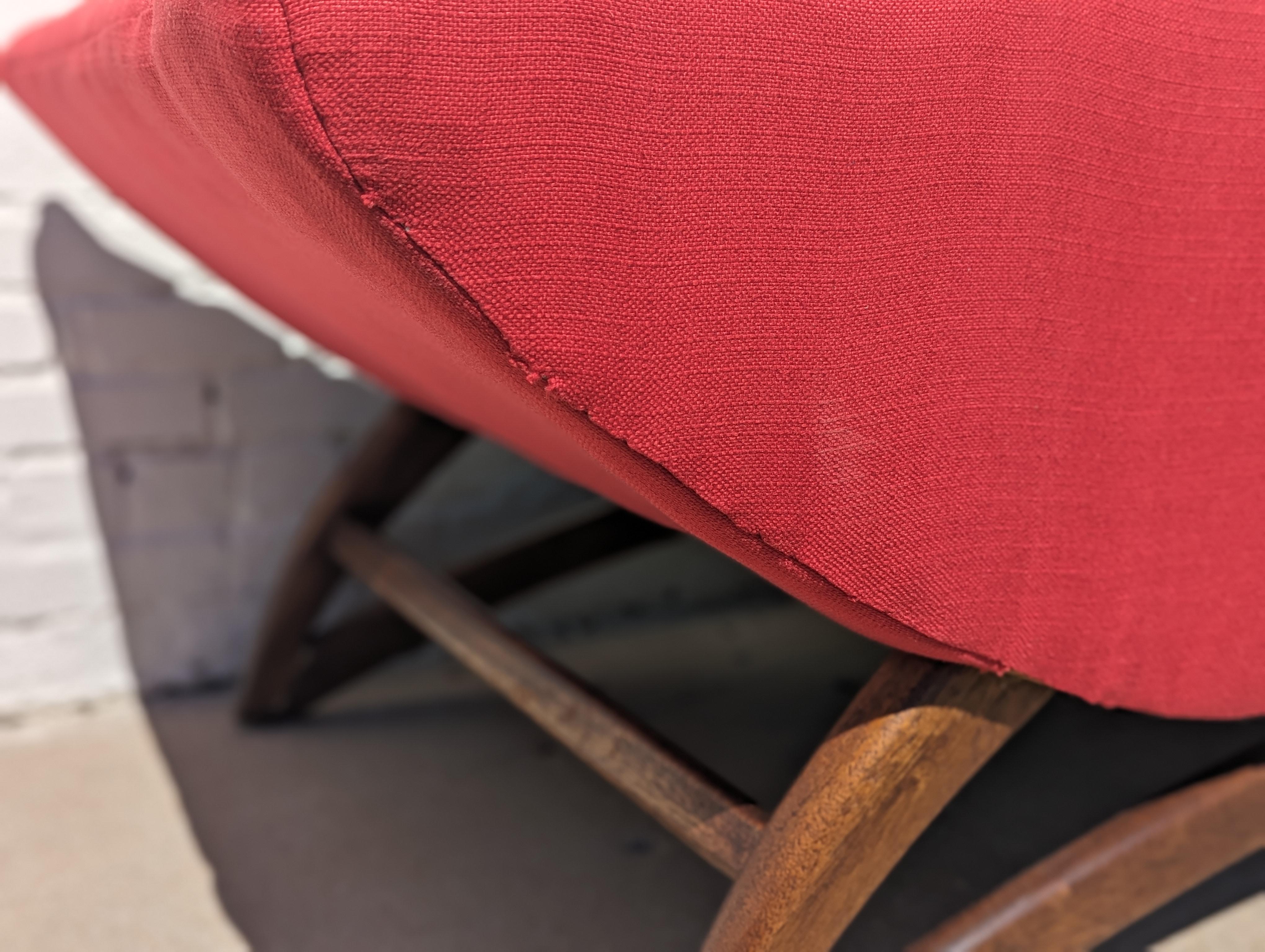 Rotes Gondola-Sofa von Carter Manufacturing, Moderne der Mitte des Jahrhunderts  im Zustand „Gut“ im Angebot in Tulsa, OK