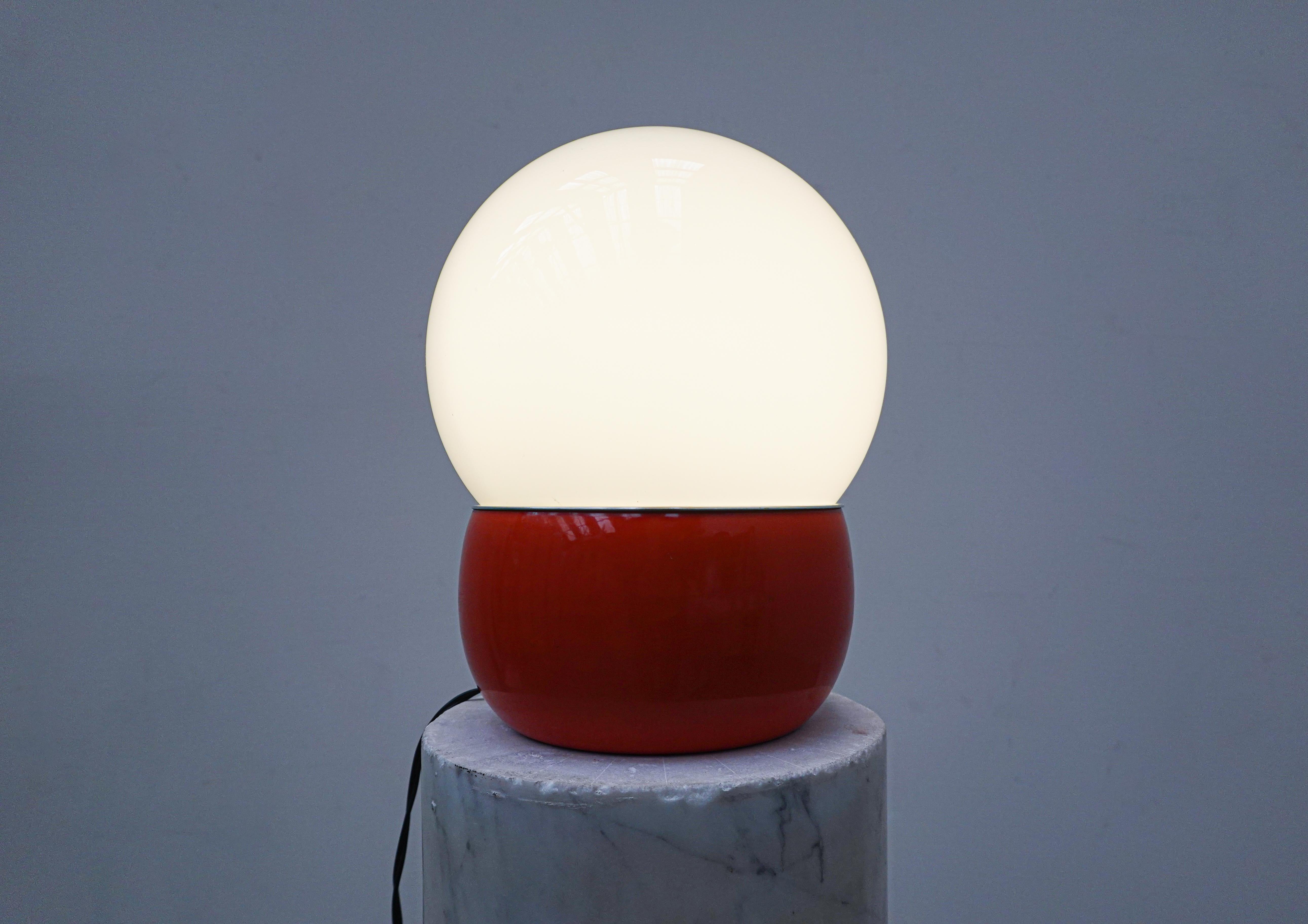 Lampe de bureau italienne rouge, moderne du milieu du siècle, métal et verre, années 1960
Européen 
La partie rouge est en métal.