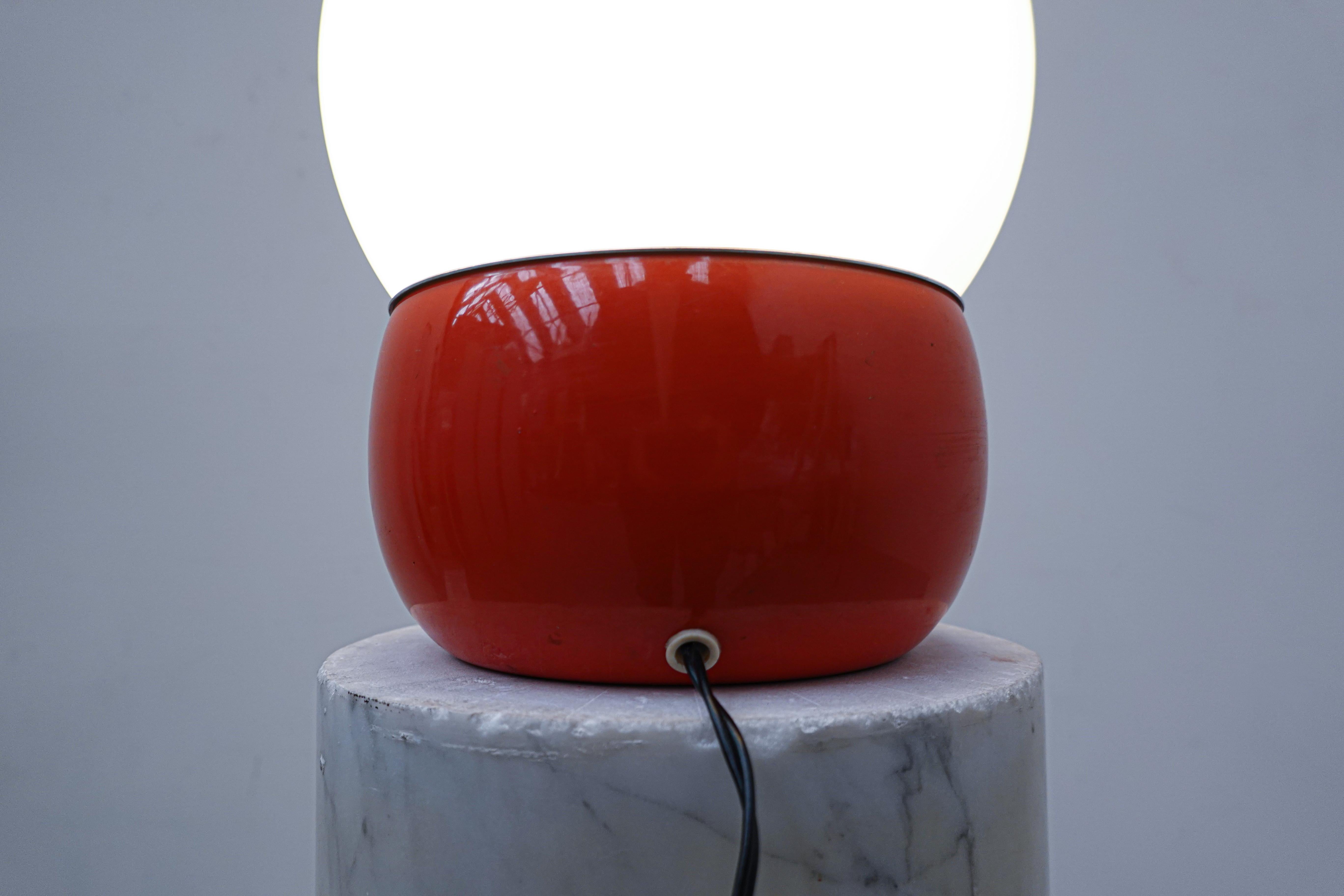 Mid-Century Modern Lampe de bureau italienne rouge mi-siècle moderne, métal et verre, années 1960 en vente