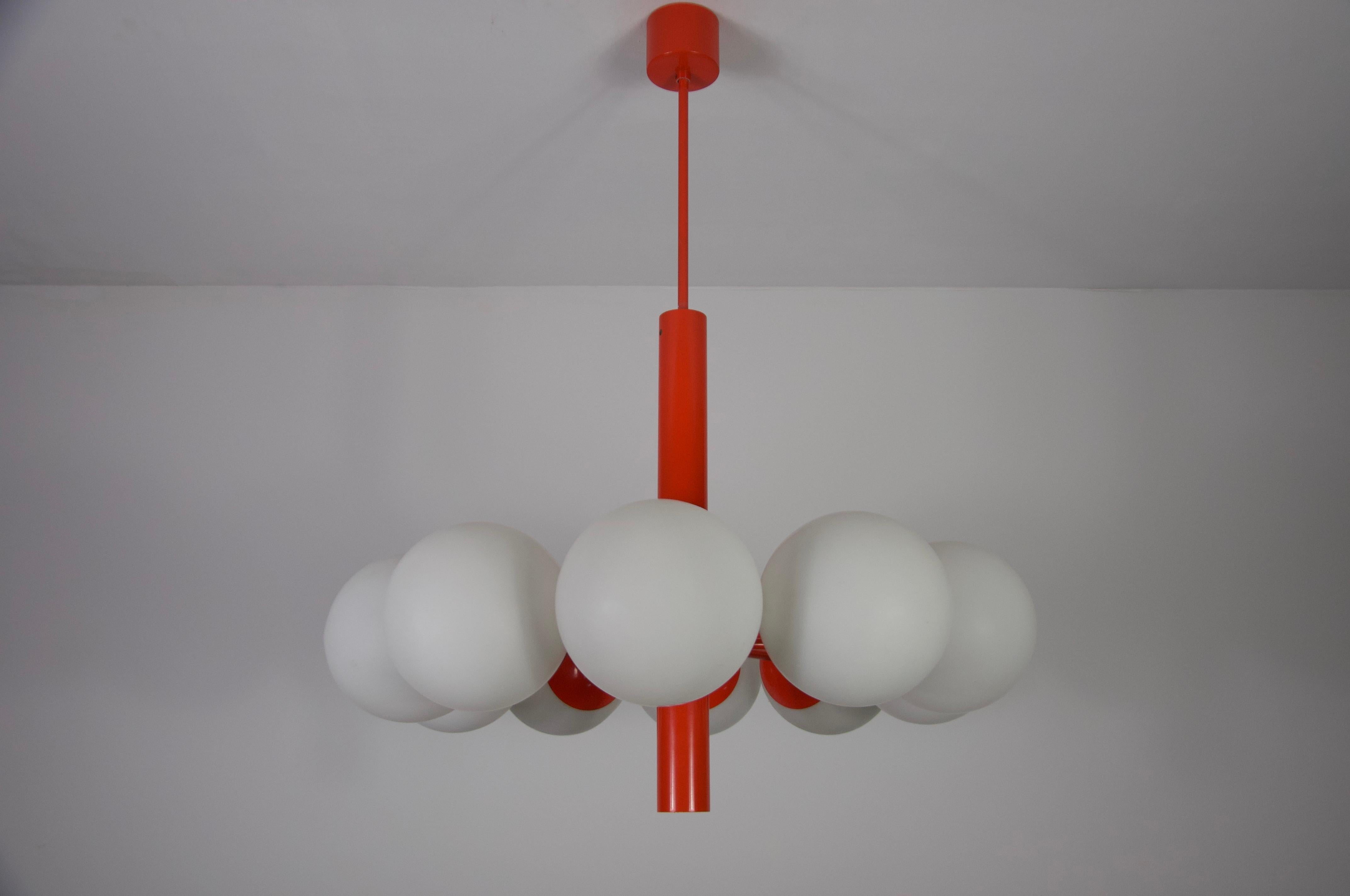 Excepcional lámpara de techo de mediados de siglo de Kaiser Leuchten, fabricada en Alemania en la década de 1960. Esta llamativa luminaria presenta un diseño audaz y arquitectónico compuesto por diez globos de cristal opalino blanco dispuestos en un