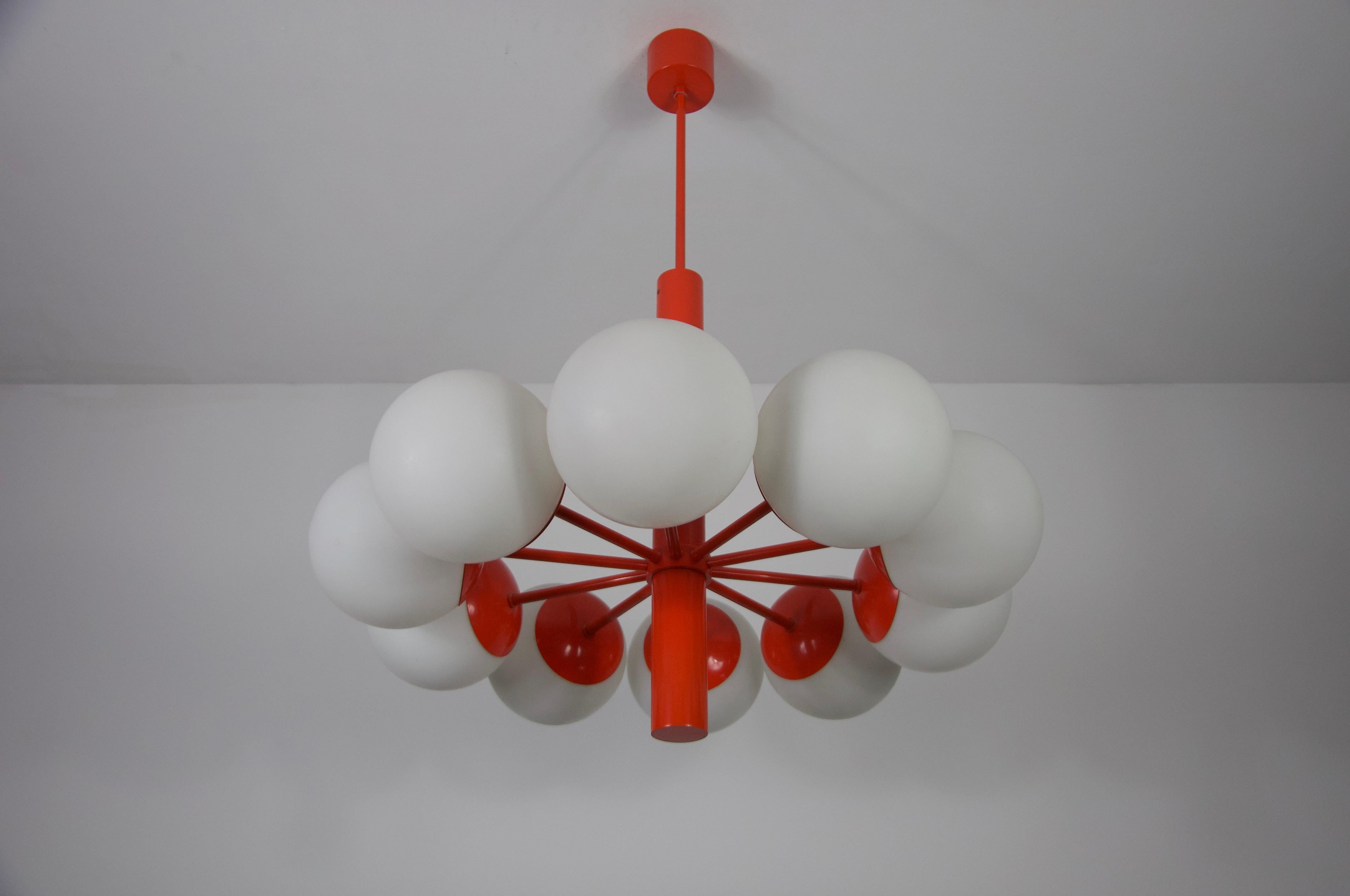 Moderna de mediados de siglo Araña de 10 brazos Kaiser roja de Kaiser, Alemania, años 60 mediados del siglo XX en venta