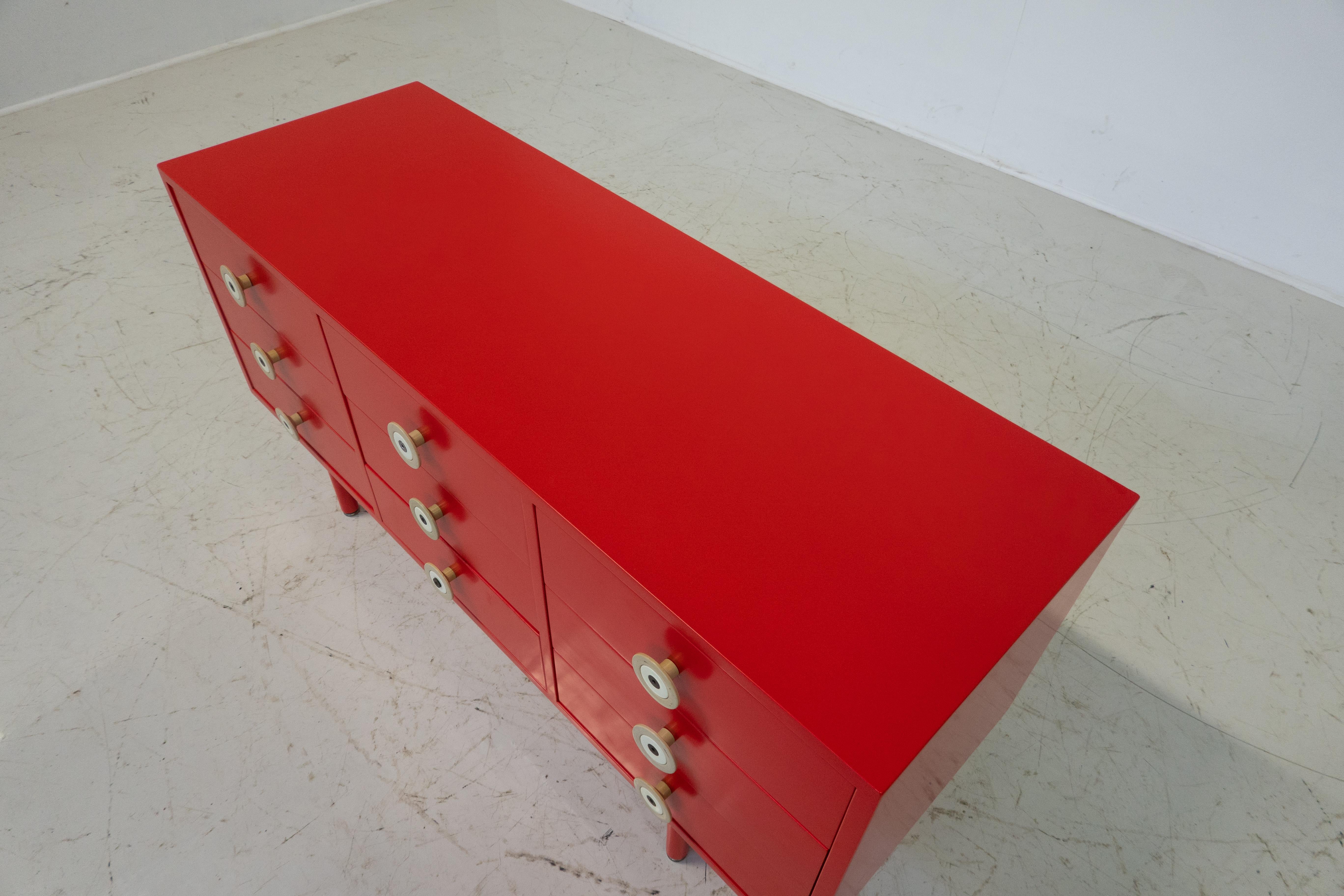Rot lackiertes Sideboard, Mid-Century Modern, Italien, 1970er Jahre (Ende des 20. Jahrhunderts) im Angebot