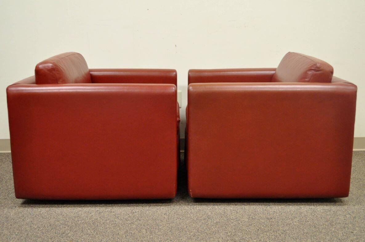 Paire de fauteuils club cubiques en cuir rouge sur roulettes, de style moderne du milieu du siècle. Bon état - En vente à Philadelphia, PA