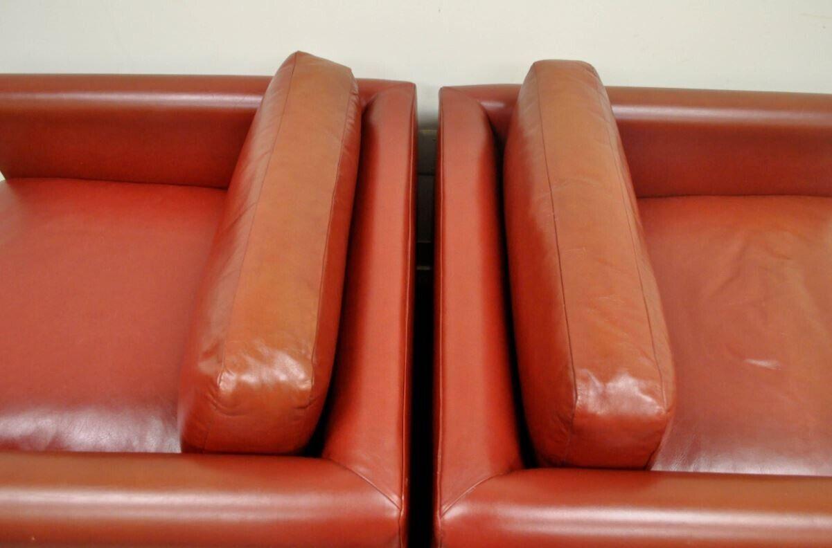 20ième siècle Paire de fauteuils club cubiques en cuir rouge sur roulettes, de style moderne du milieu du siècle. en vente