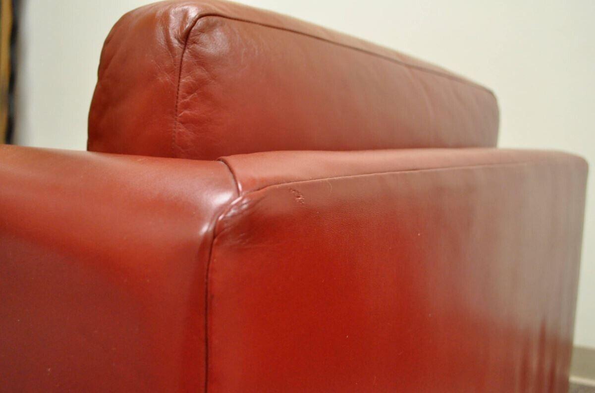 Cuir Paire de fauteuils club cubiques en cuir rouge sur roulettes, de style moderne du milieu du siècle. en vente
