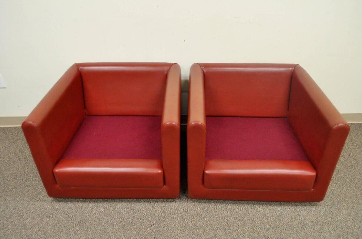 Paire de fauteuils club cubiques en cuir rouge sur roulettes, de style moderne du milieu du siècle. en vente 2