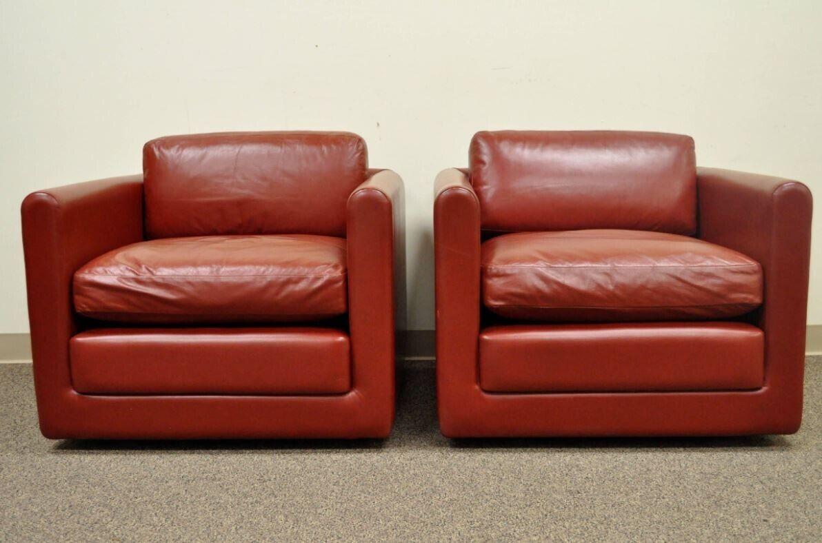 Paire de fauteuils club cubiques en cuir rouge sur roulettes, de style moderne du milieu du siècle. en vente 3