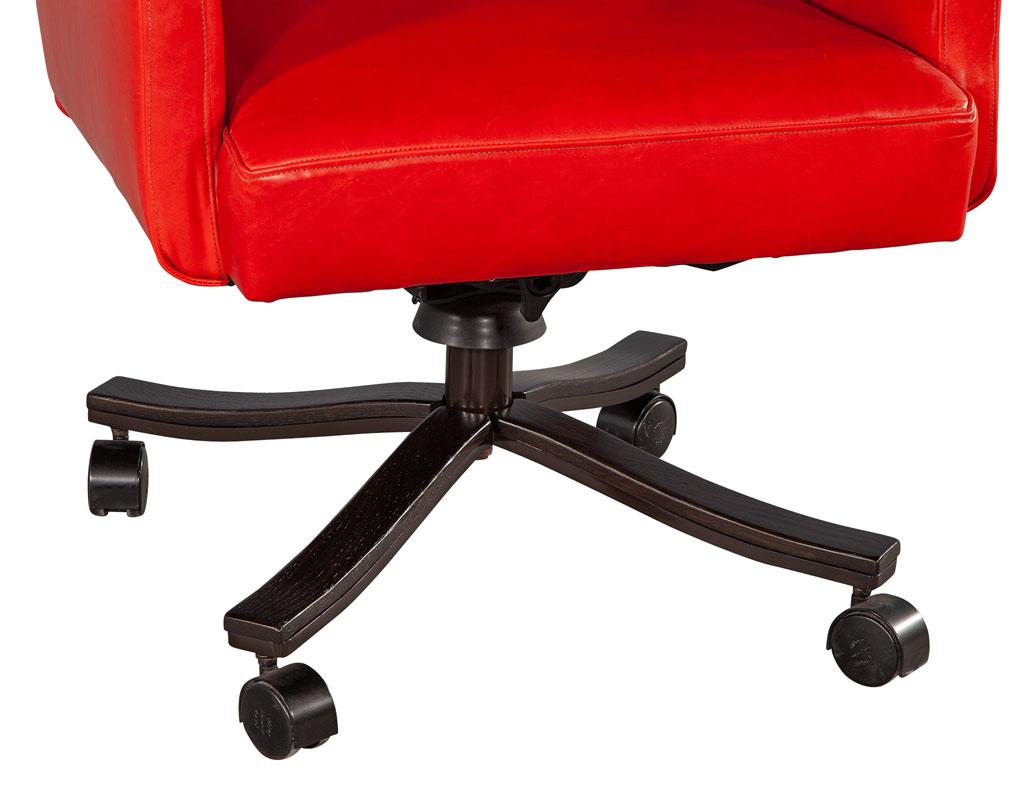 Chaise de bureau pivotante en cuir rouge The Moderns 4