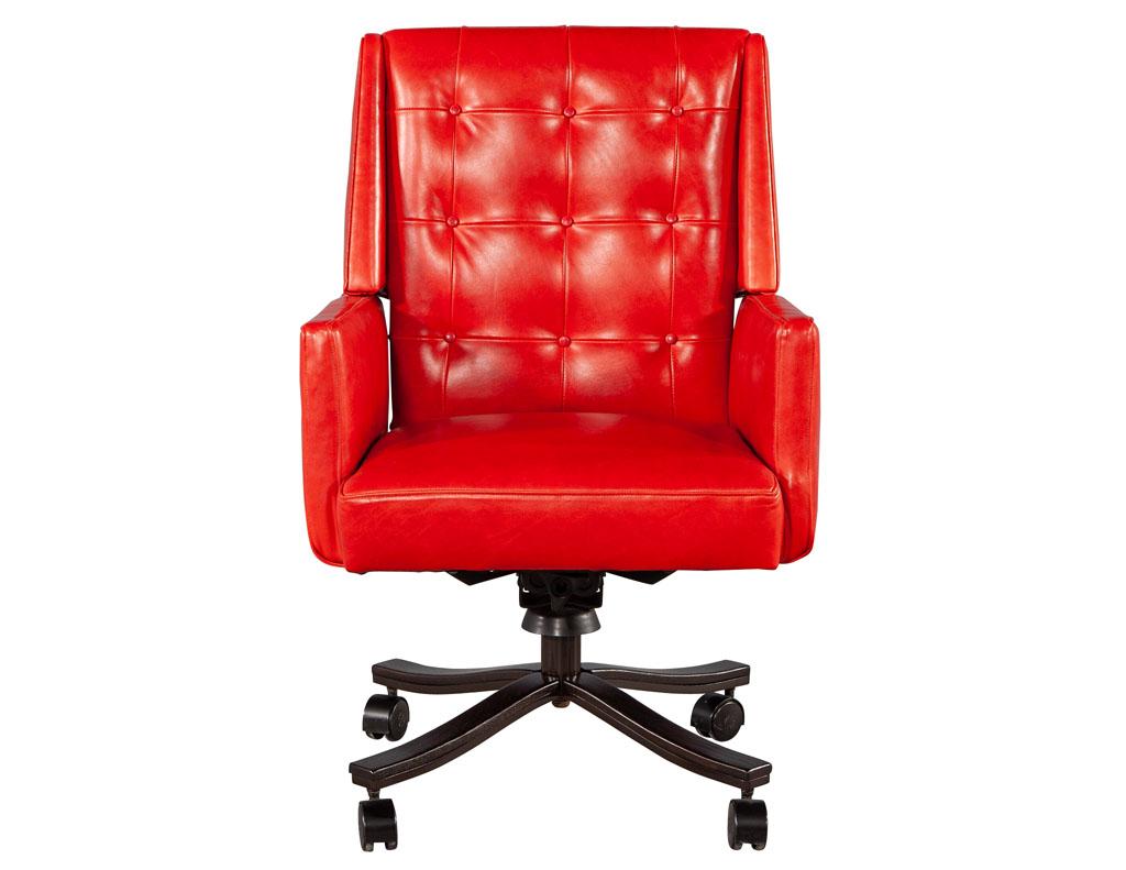 Mid-Century Modern Chaise de bureau pivotante en cuir rouge The Moderns