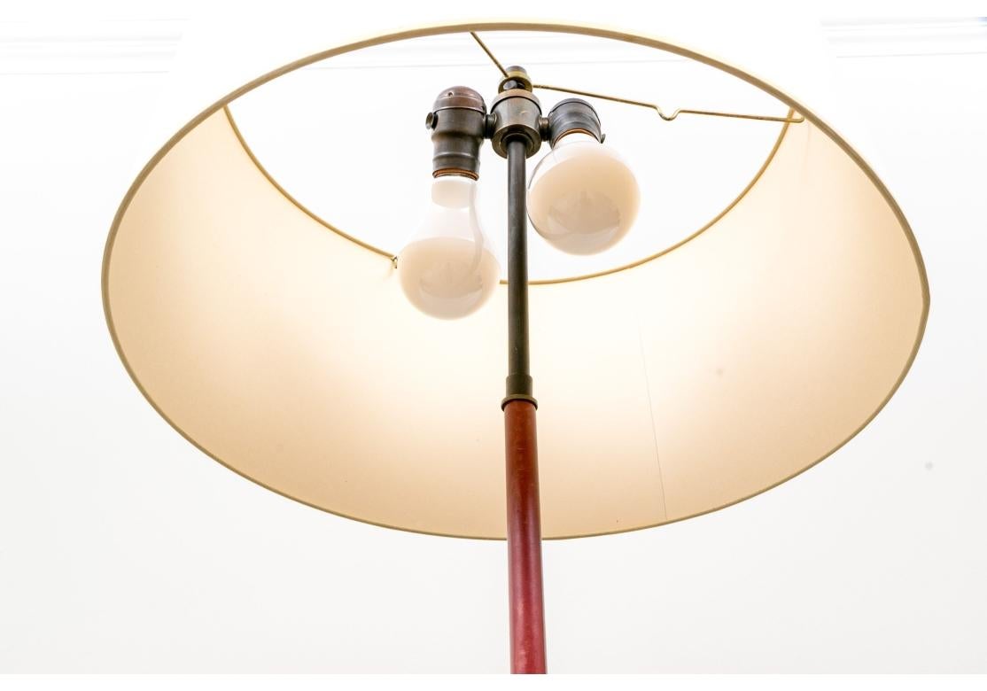 Dipinto Lampada da terra moderna di metà secolo con rivestimento in pelle rossa e accenti in bambù in vendita