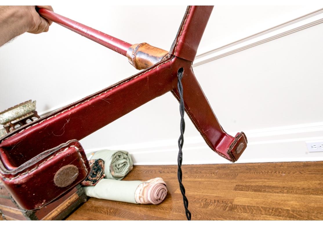 XX secolo Lampada da terra moderna di metà secolo con rivestimento in pelle rossa e accenti in bambù in vendita