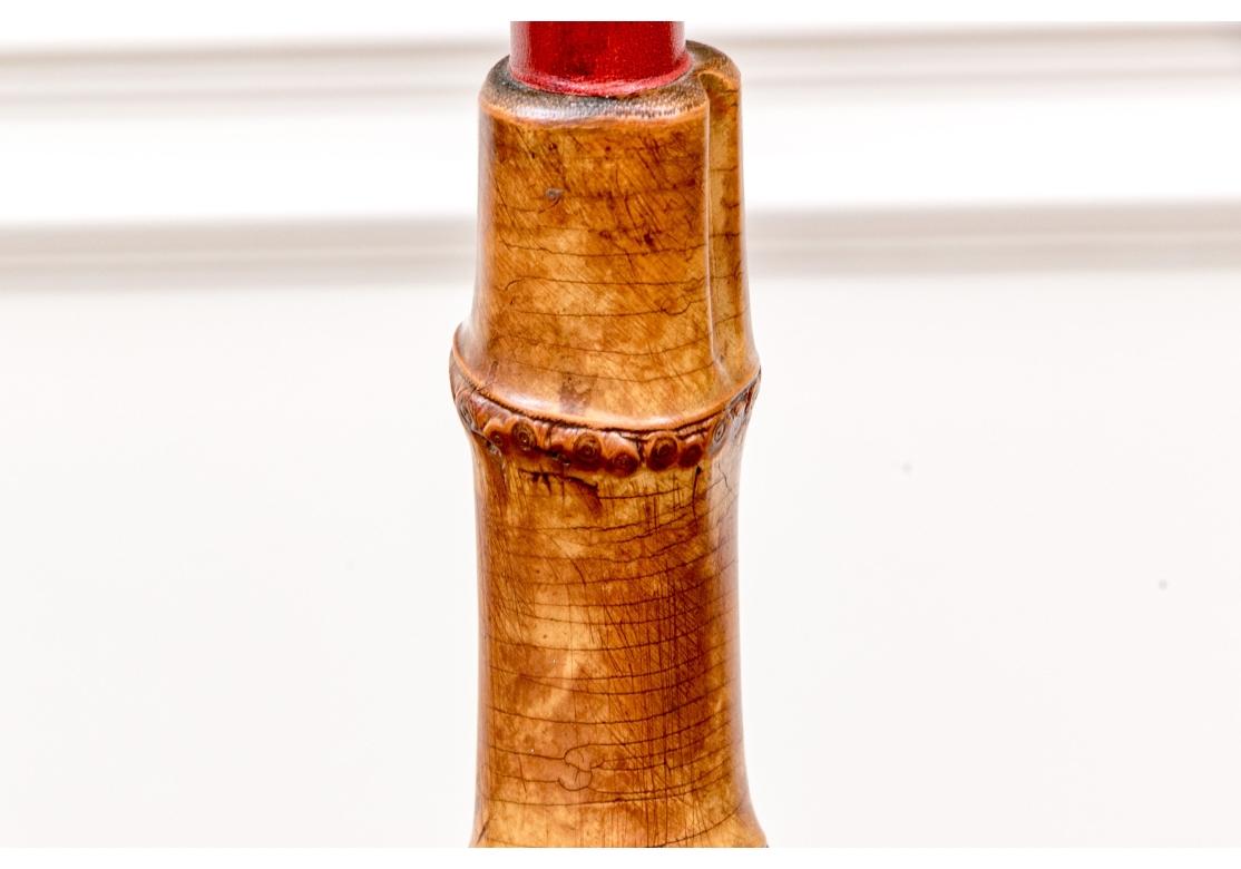 Metallo Lampada da terra moderna di metà secolo con rivestimento in pelle rossa e accenti in bambù in vendita