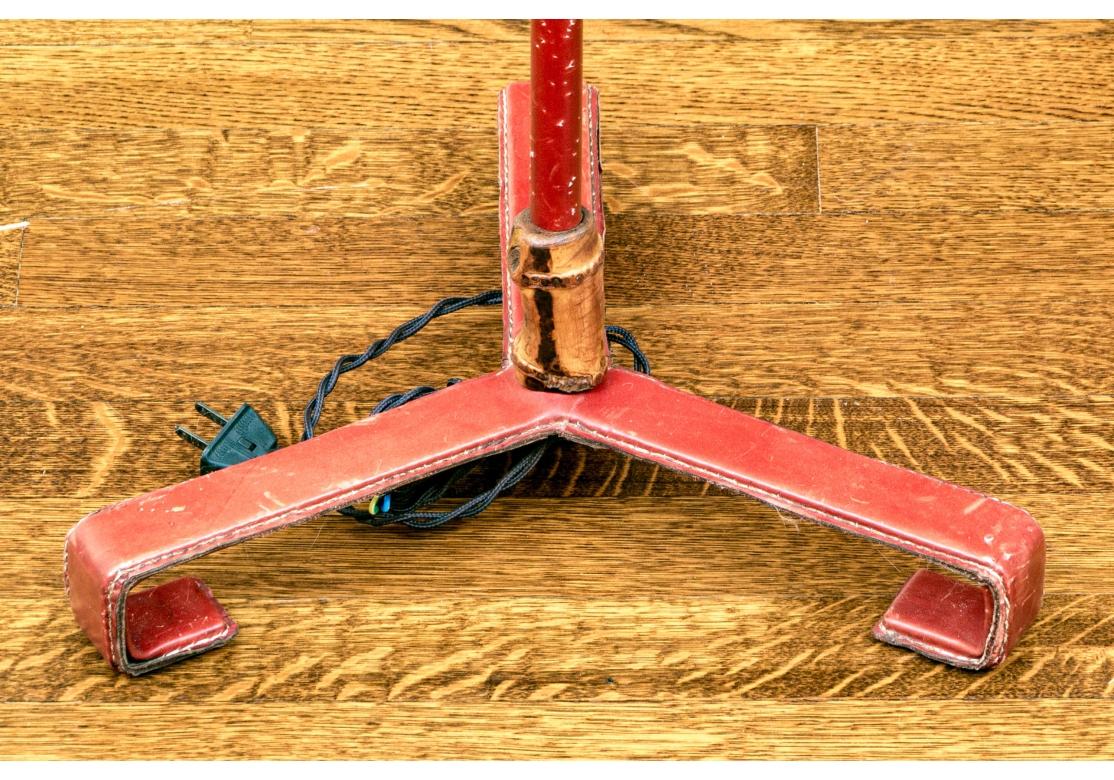 Lampada da terra moderna di metà secolo con rivestimento in pelle rossa e accenti in bambù in vendita 2