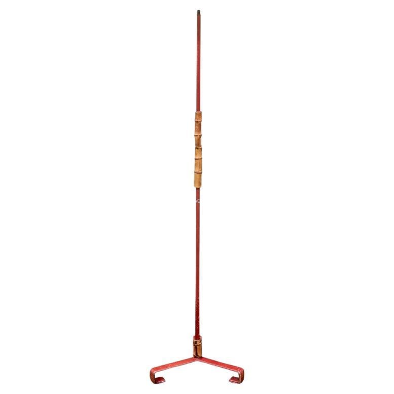 Lampada da terra moderna di metà secolo con rivestimento in pelle rossa e accenti in bambù in vendita